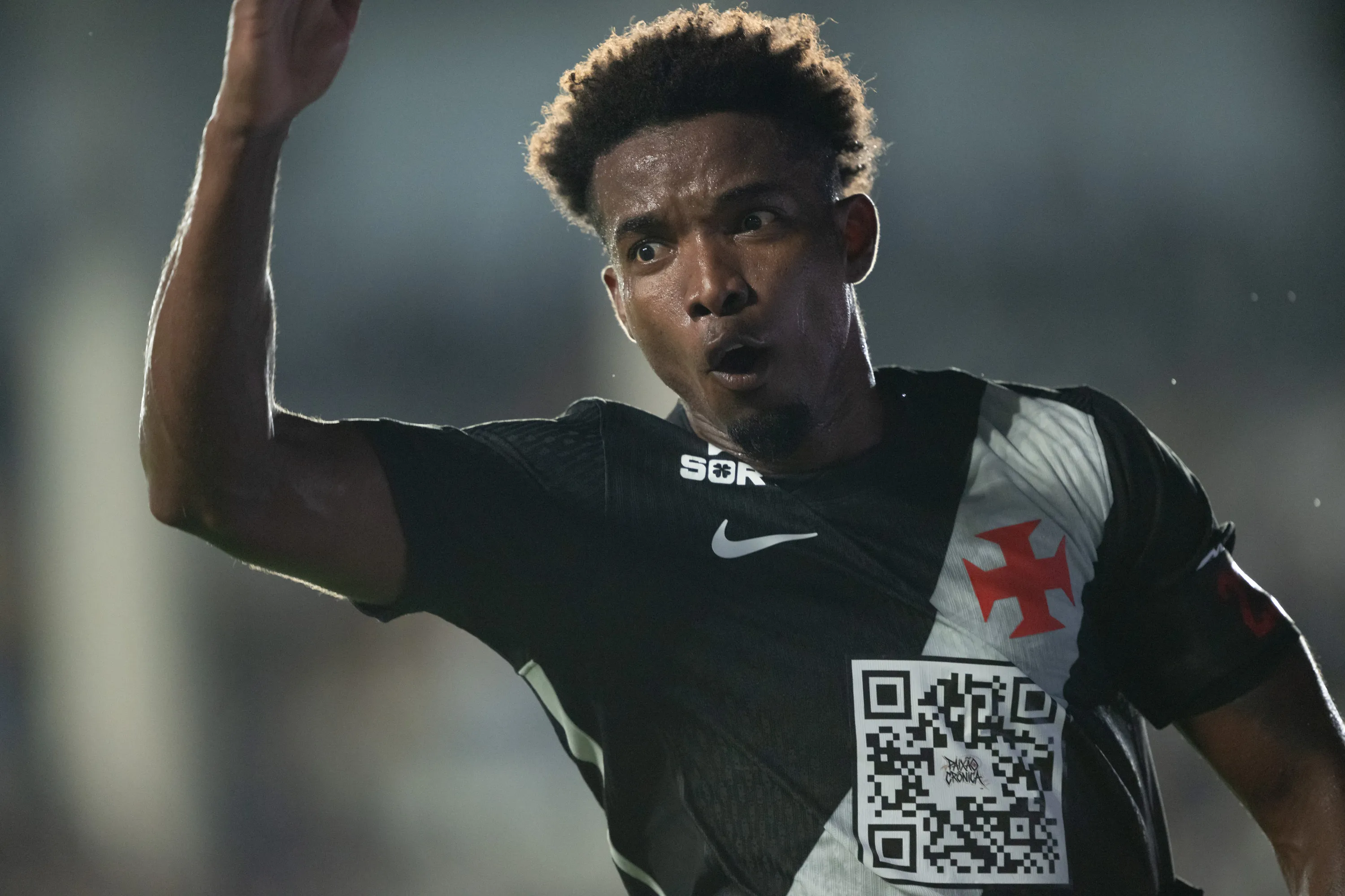 Thiago Mendes jogador do Vasco comemora seu gol durante partida contra o Athletico-PR no estadio Sao Januario pelo campeonato Brasileiro A 2026. Foto: Jorge Rodrigues/AGIF