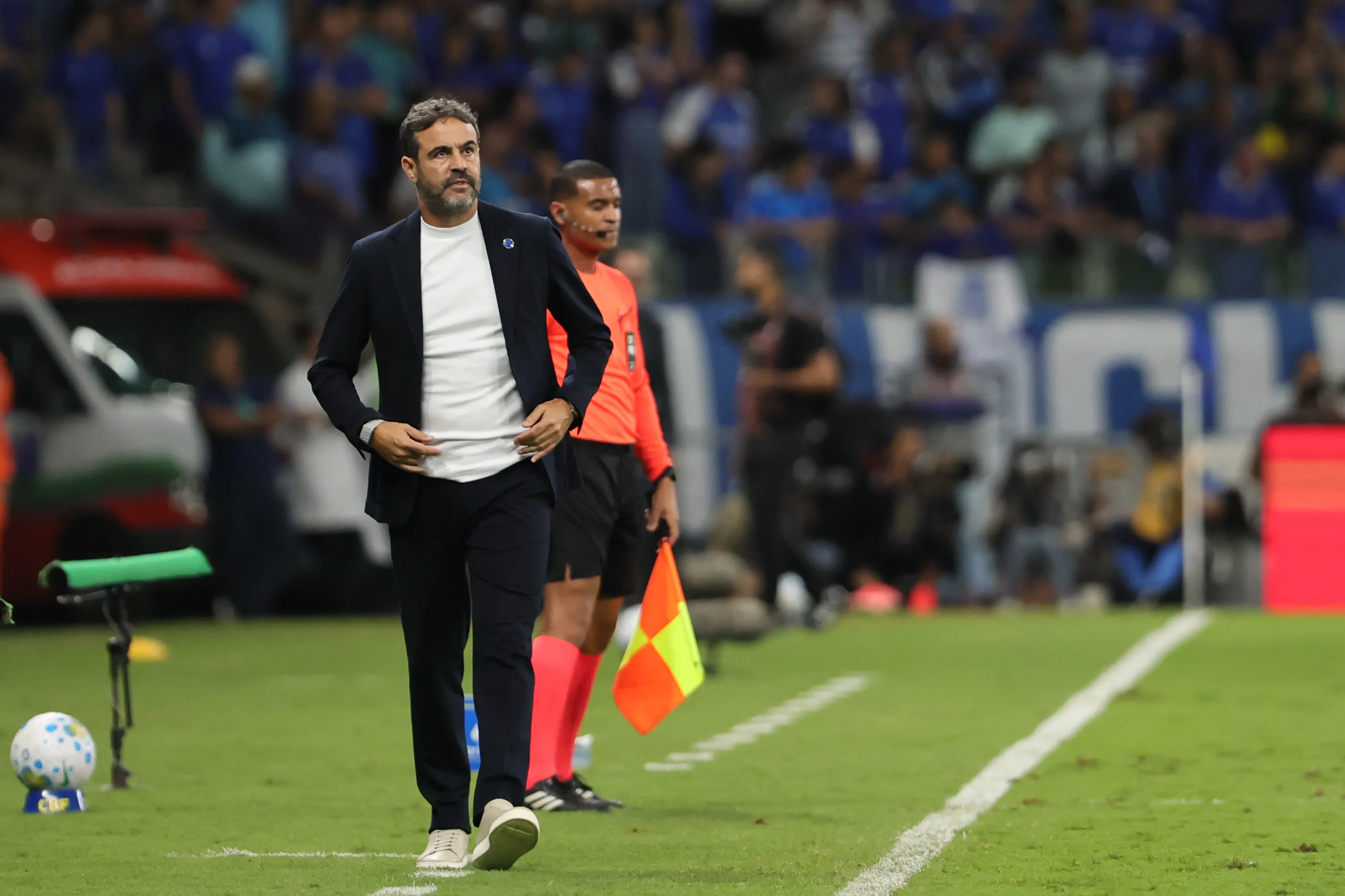 Artur Jorge comandando o Cruzeiro – Foto: Gilson Lobo/AGIF