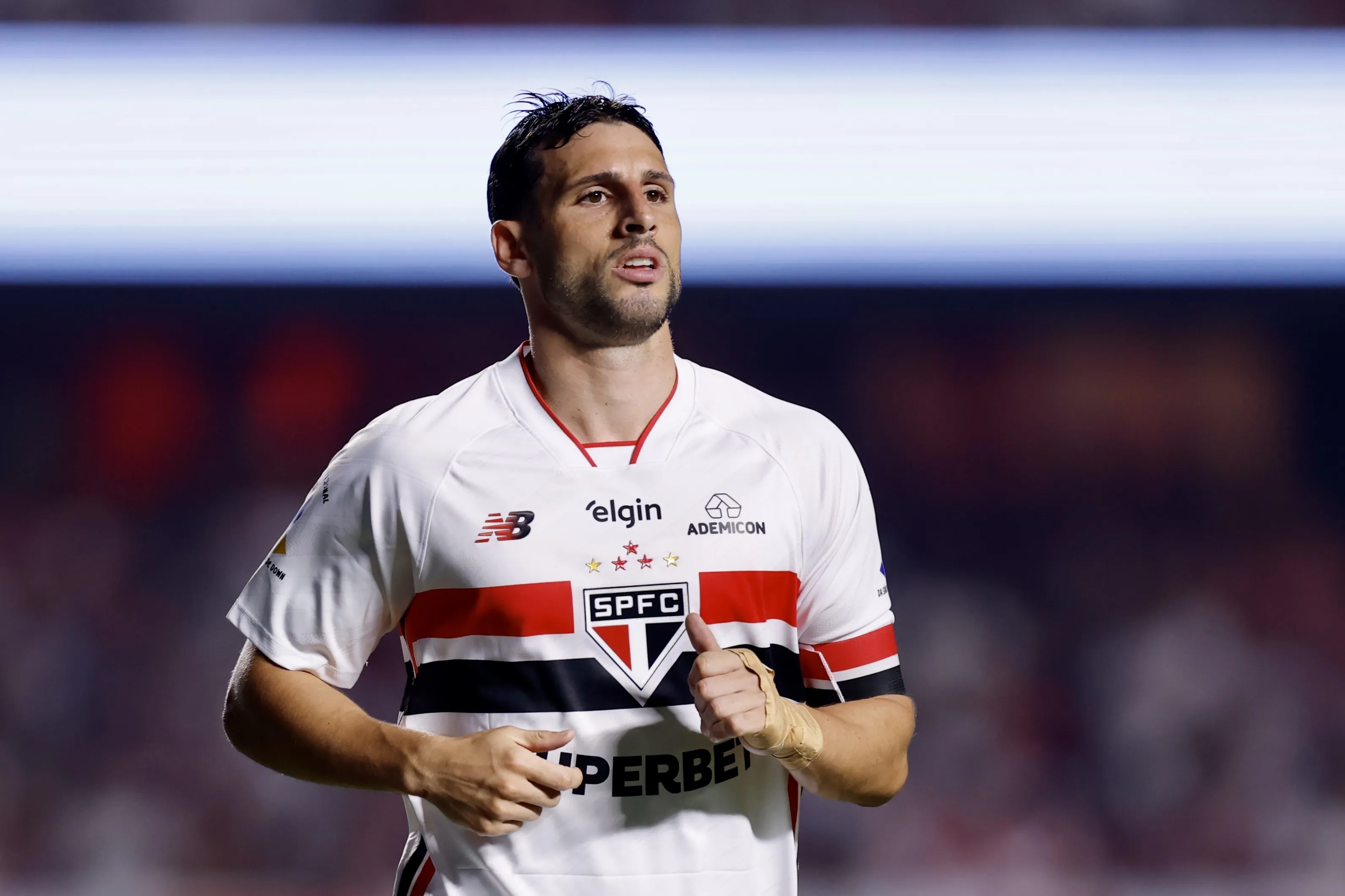 Calleri durante partida contra o Palmeiras no Morumbis pelo Campeonato Brasileiro 2026. Foto: Marcello Zambrana/AGIF.