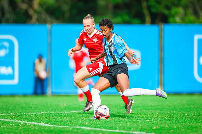 Jogadoras de Internacional e Grêmio disputando pela bola – Foto: Caroline Martins/Grêmio