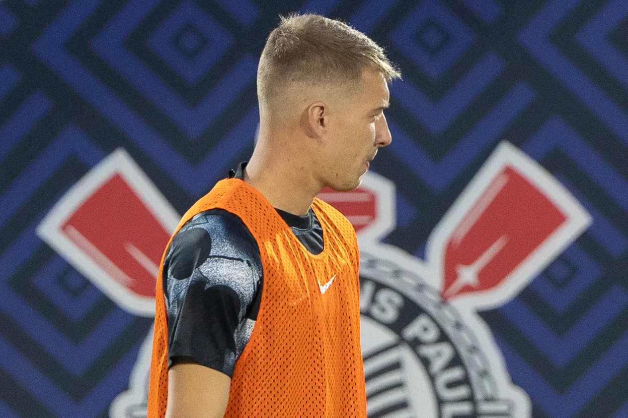 Charles jogador do Corinthians lamenta derrota ao final da partida contra o Bragantino no estadio Cicero De Souza Marques pelo campeonato Brasileiro A 2025. Foto: Joisel Amaral/AGIF