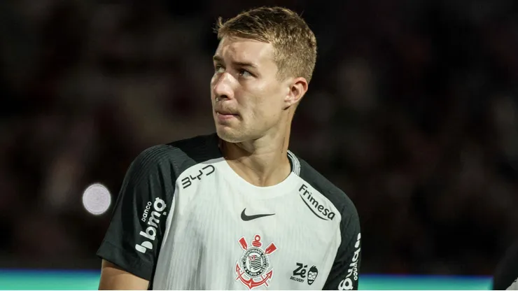Charles jogador do Corinthians durante partida contra o Athletico-PR no estadio Arena da Baixada pelo campeonato Brasileiro A 2026. Foto: Robson Mafra/AGIF