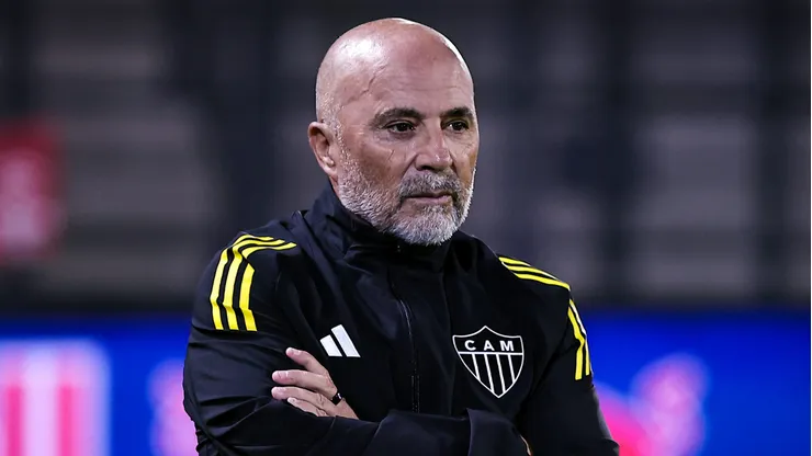 Jorge Sampaoli tecnico do Atletico-MG durante partida contra o Bragantino no estadio Cicero De Souza Marques pelo campeonato Brasileiro A 2025. Foto: Fabio Giannelli/AGIF