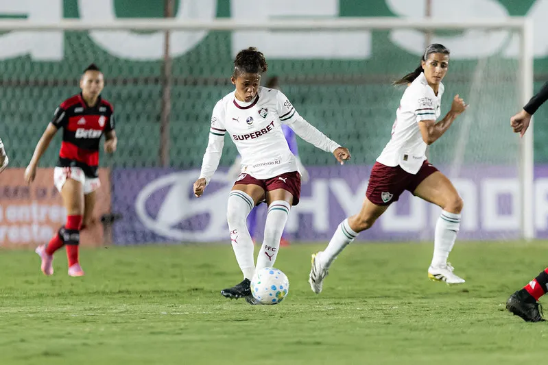 Jogadora do Fluminense durante o clássico contra o Flamengo – Foto: Marina Garcia/Fluminense