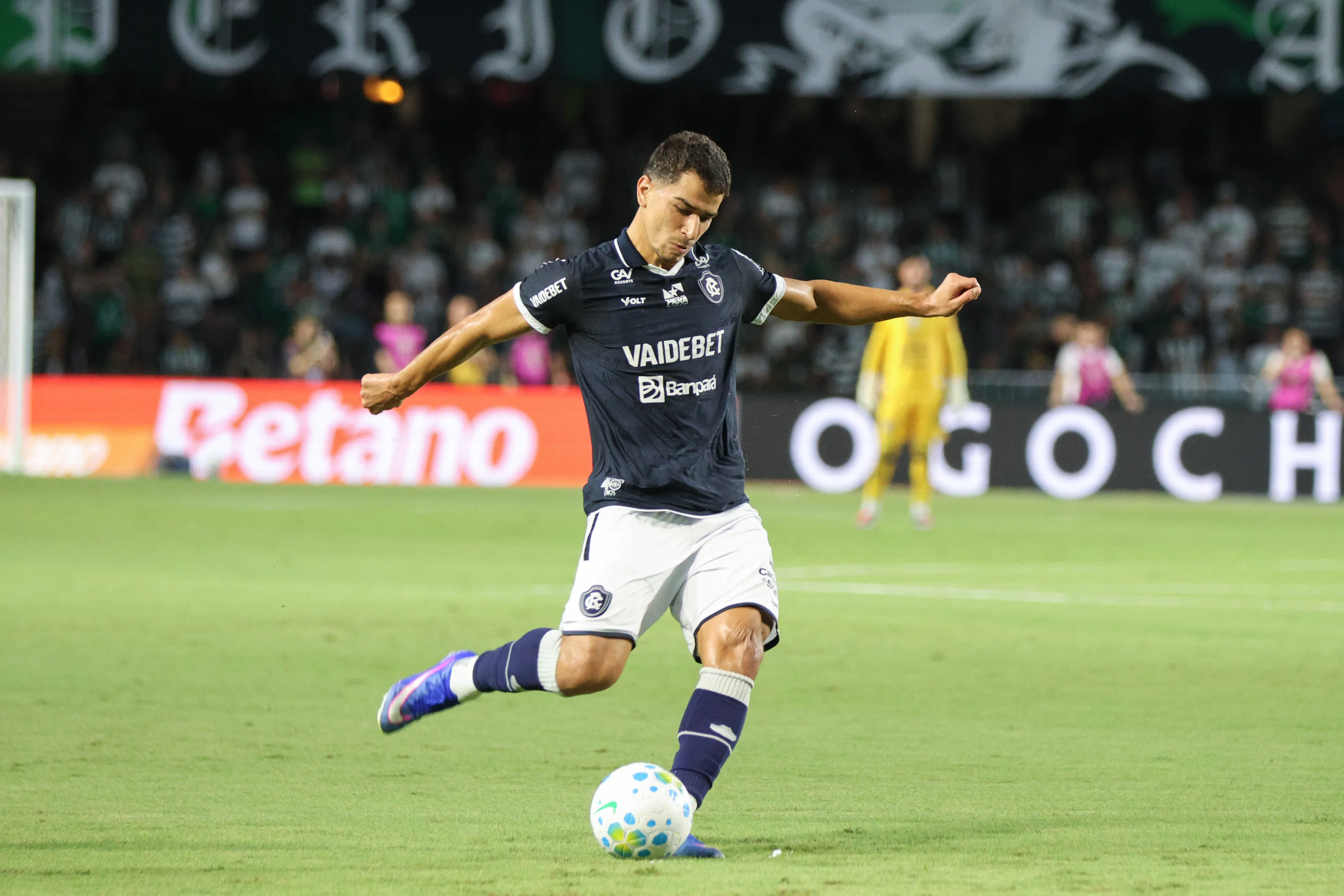 Vitor Bueno jogador do Remo durante partida contra o Coritiba no estadio Couto Pereira pelo campeonato Brasileiro A 2026. Foto: Robson Mafra/AGIF
