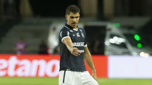 Vitor Bueno jogador do Remo durante partida contra o Coritiba no estadio Couto Pereira pelo campeonato Brasileiro A 2026. Foto: Hedeson Alves/AGIF