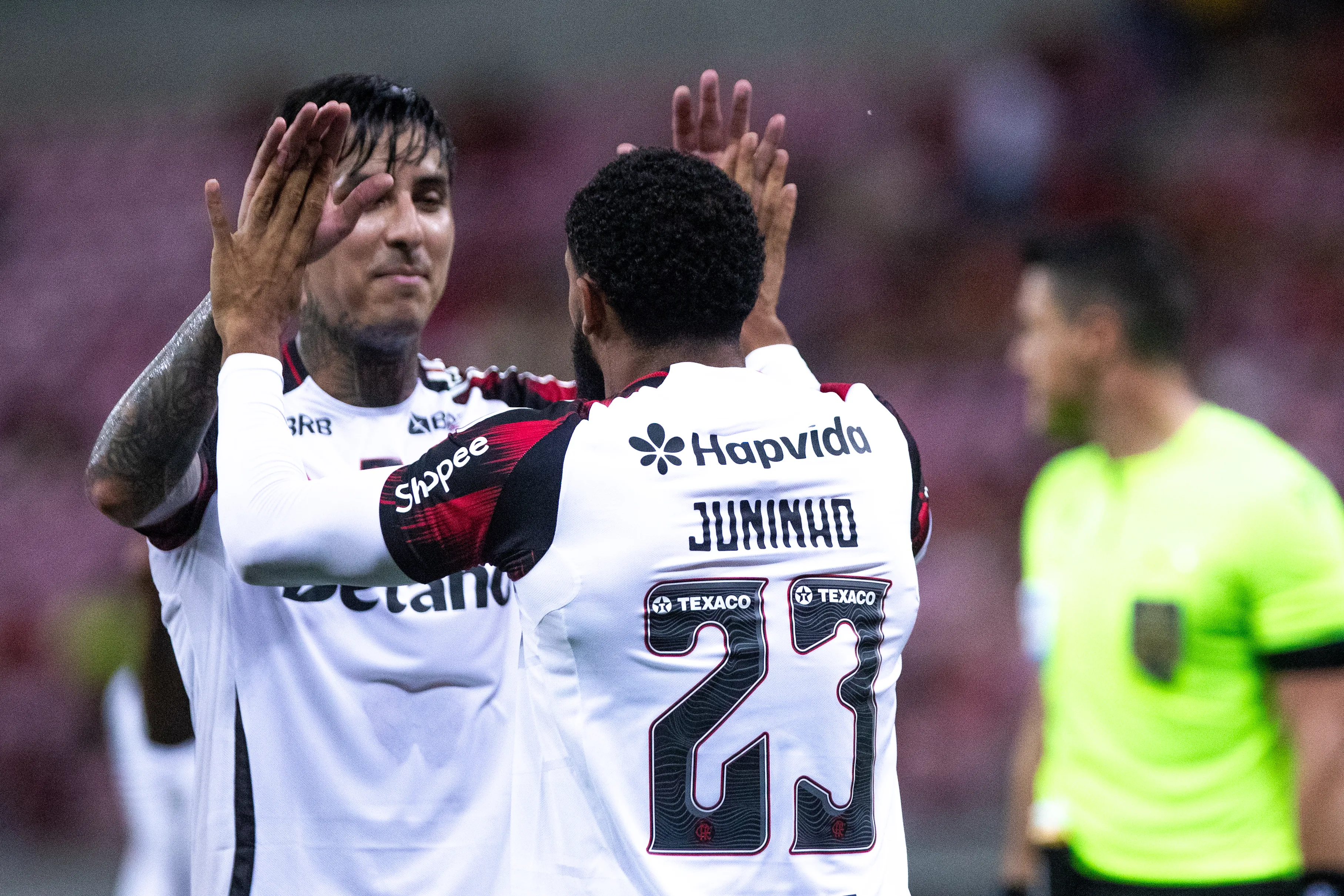 PE – SAO LOURENCO DA MATA – 15/11/2025 – BRASILEIRO A 2025, SPORT X FLAMENGO – Juninho jogador do Flamengo comemora seu gol durante partida contra o Sport no estadio Arena Pernambuco pelo campeonato Brasileiro A 2025. Foto: Rafael Vieira/AGIF
