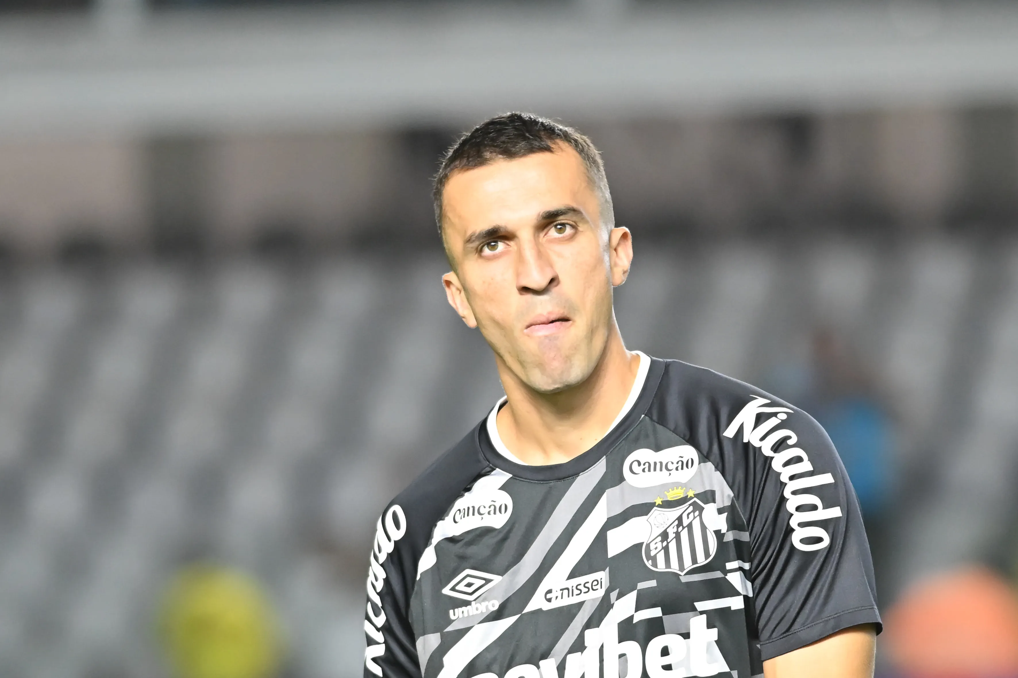 João Schmidt durante aquecimento antes da partida contra o Internacional na Vila Belmiro pelo Campeonato Brasileiro 2026. Foto: Jota Erre/AGIF.