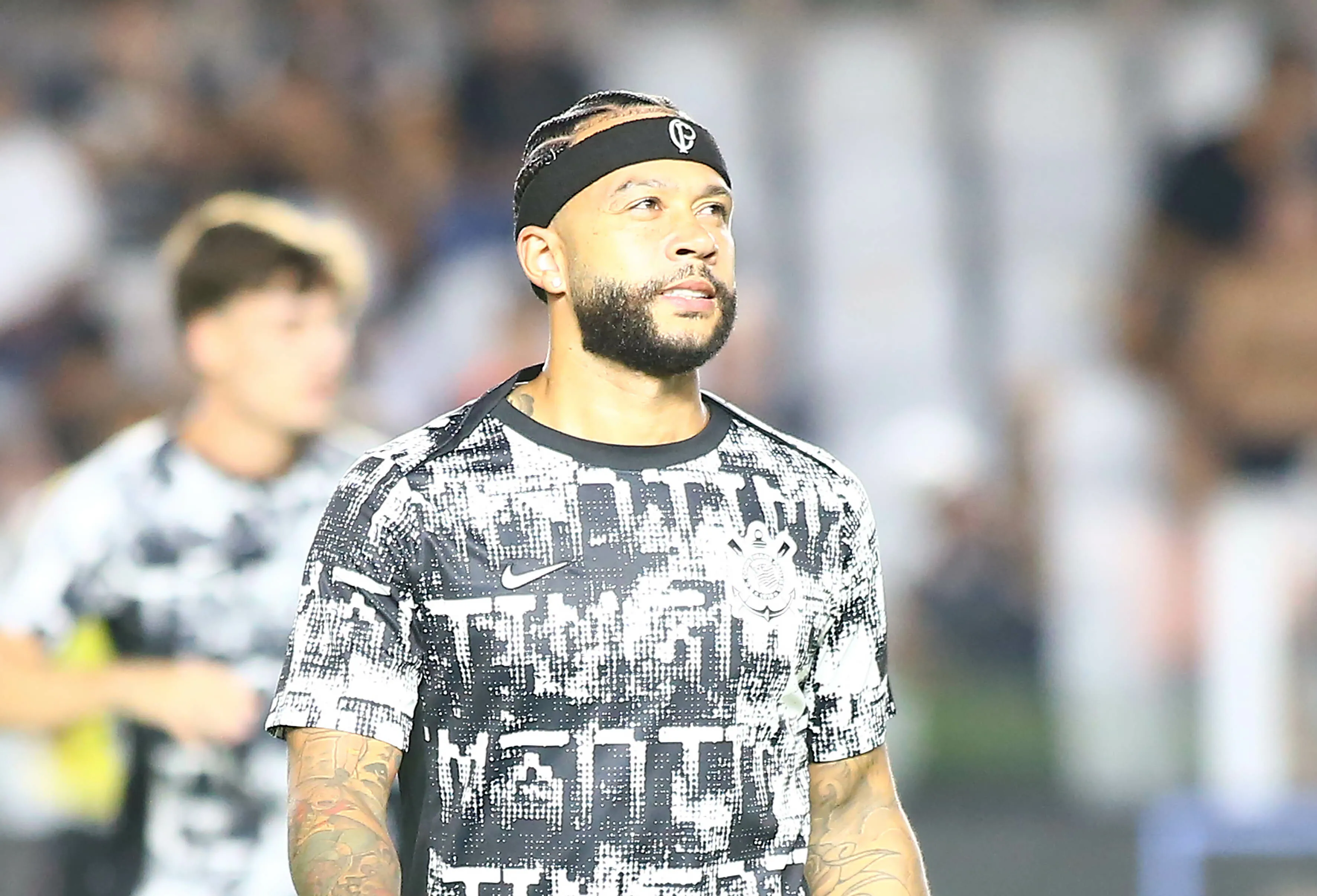 Memphis Depay durante aquecimento antes da partida contra o Bahia na Vila Belmiro pelo Campeonato Brasileiro 2026. Foto: Mauricio De Souza/AGIF.