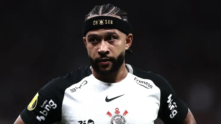 Memphis Depay deve voltar em Peñarol x Corinthians.