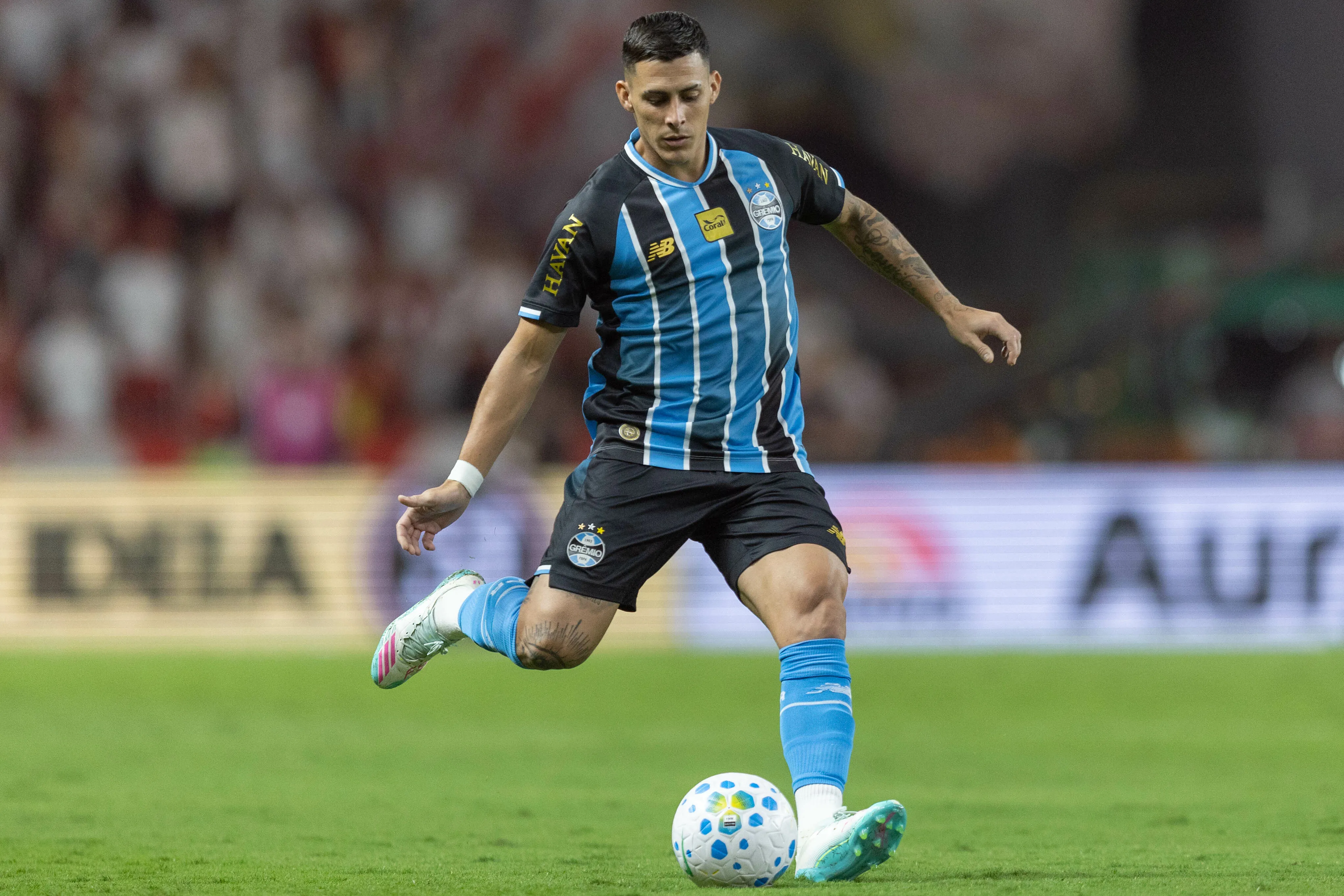 Pavon jogador do Gremio durante partida contra o Internacional no estadio Beira-Rio pelo campeonato Brasileiro A 2026. Foto: Liamara Polli/AGIF