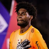 Corinthians aceita negociar Hugo Souza na metade do ano