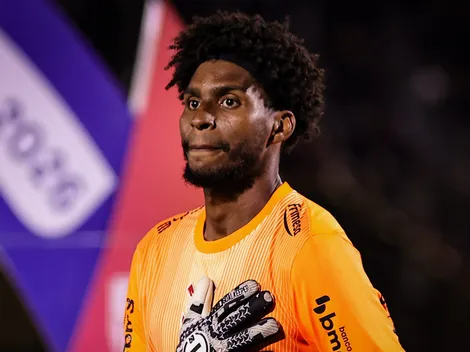 Corinthians aceita negociar Hugo Souza na metade do ano