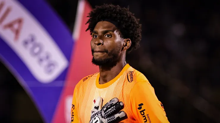 Hugo Souza pode deixar o Corinthians.