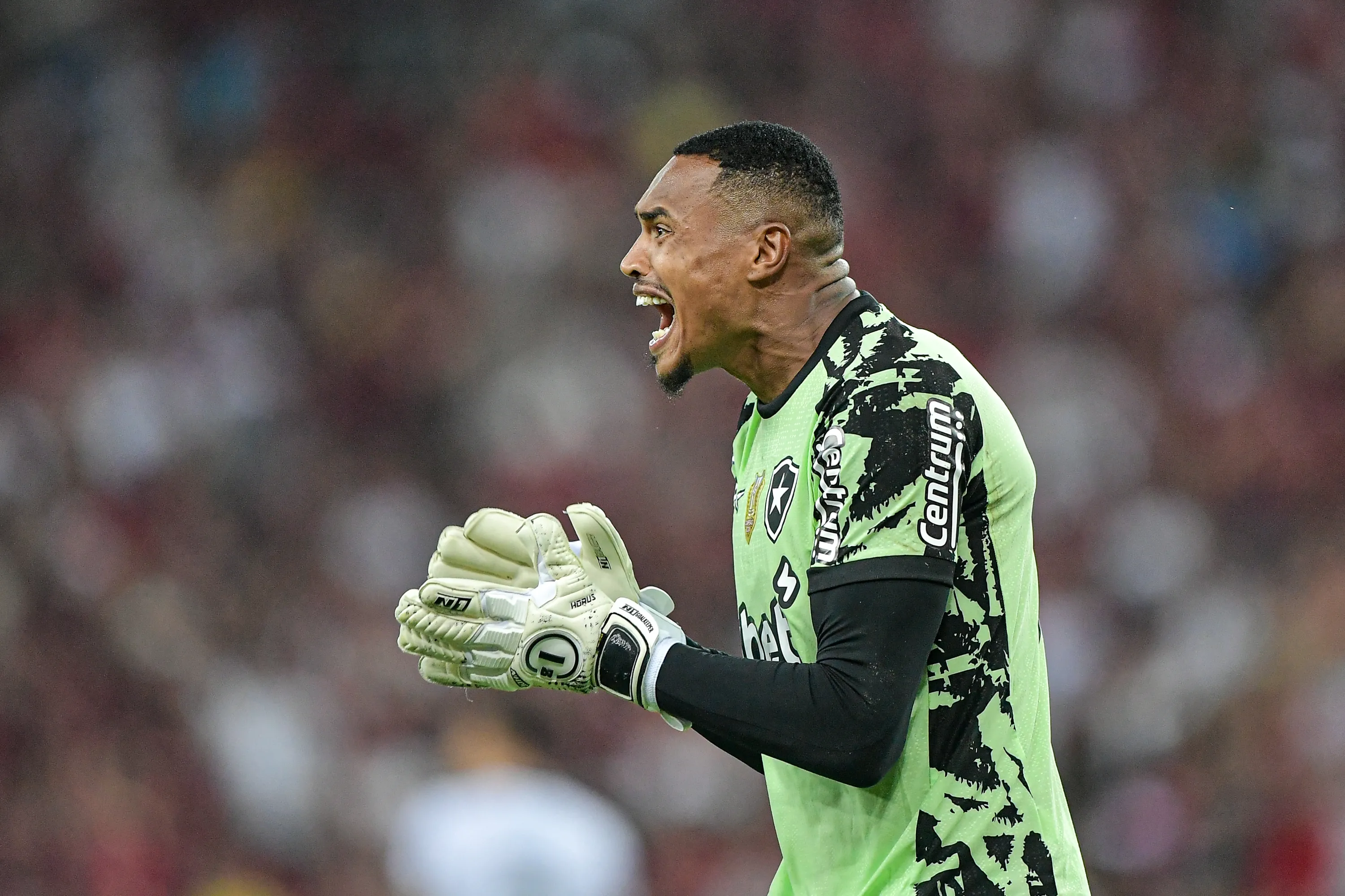 John durante partida contra o Flamengo no Maracanã pelo Campeonato Brasileiro 2025. Foto: Thiago Ribeiro/AGIF.