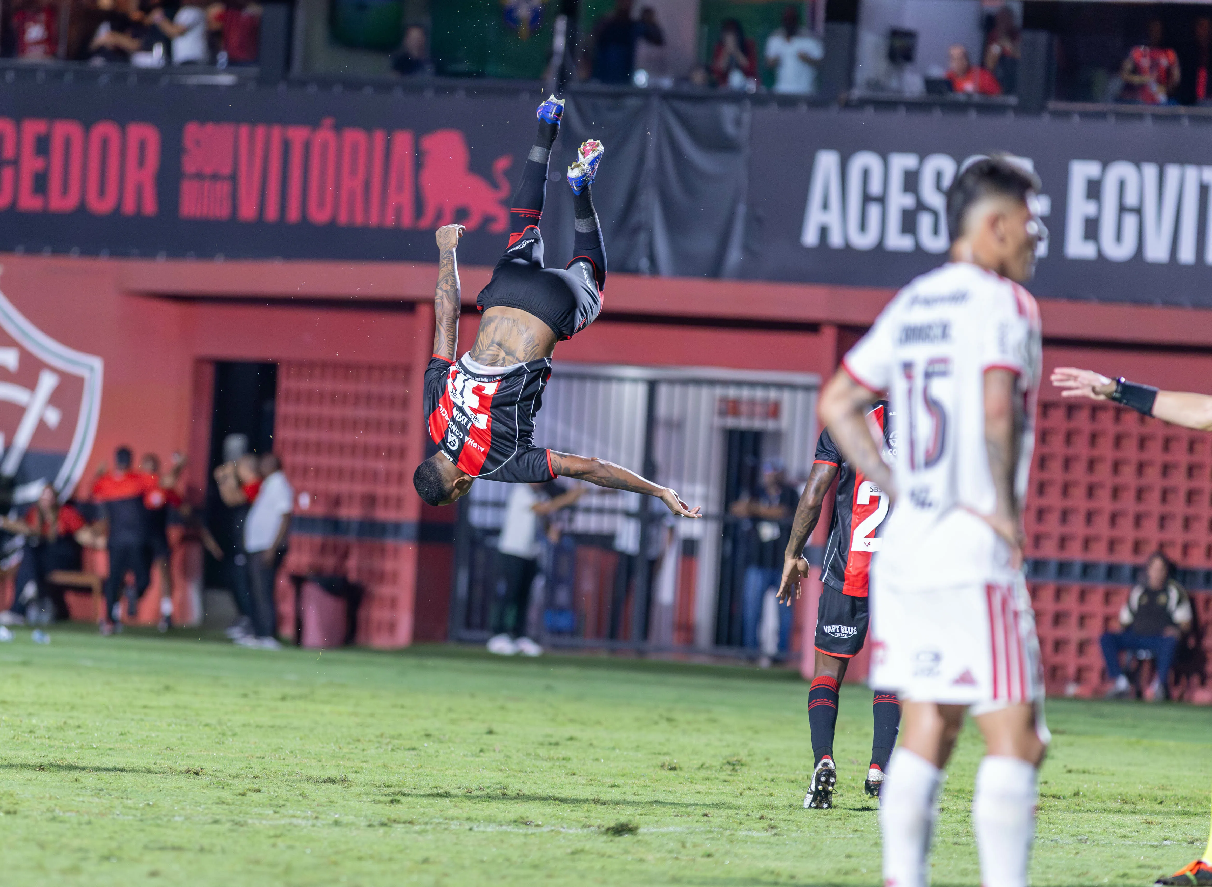 Luan Candido jogador do Vitoria comemora seu gol durante partida contra o Flamengo no estadio Barradao pelo campeonato Copa Do Brasil 2026. Foto: Marcio Jose/AGIF