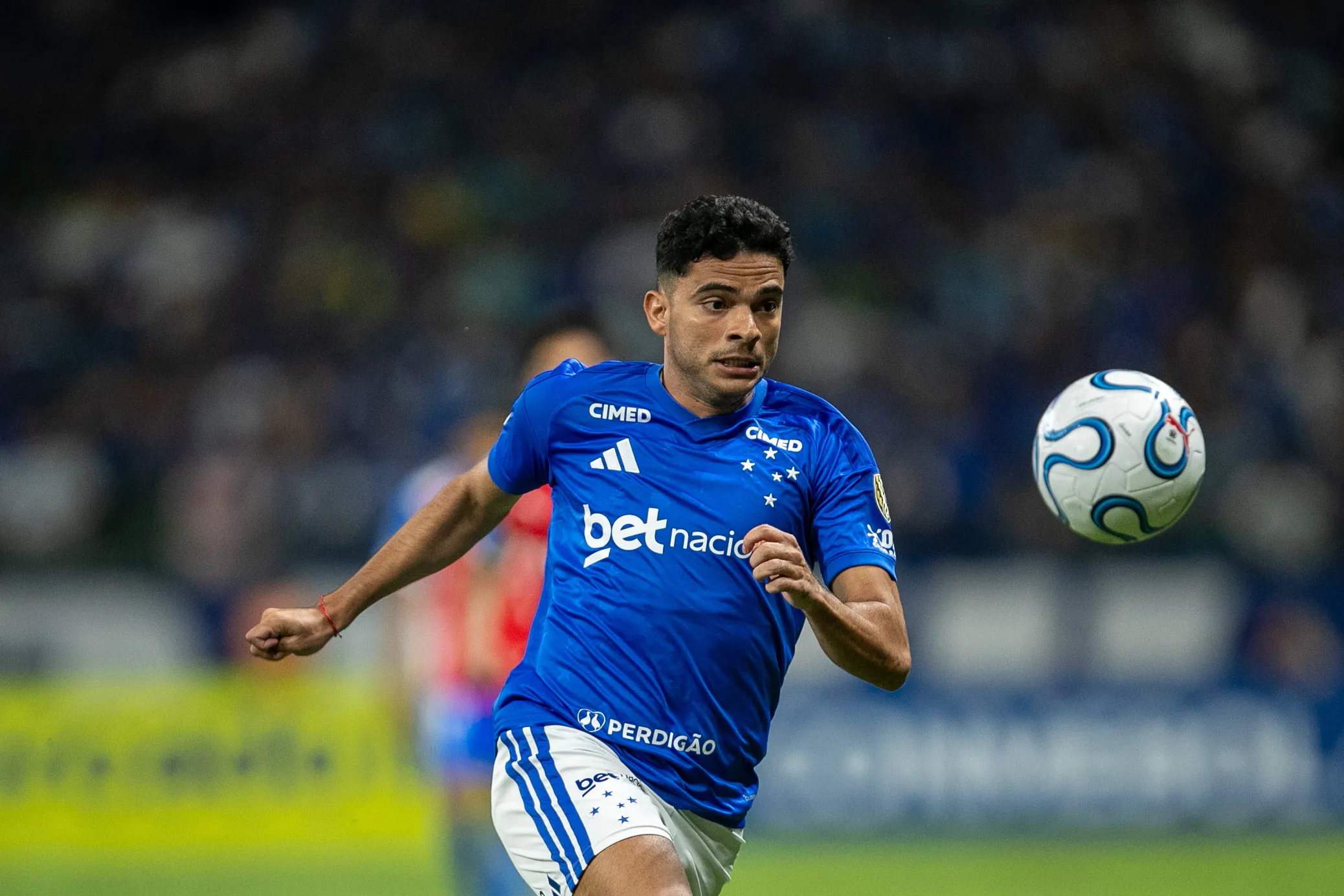 MG – BELO HORIZONTE – 15/04/2026 – COPA LIBERTADORES 2026, CRUZEIRO X UNIVERSIDAD CATOLICA – Bruno Rodrigues  jogador do Cruzeiro durante partida contra o Universidad Catolica no estadio Mineirao pelo campeonato Copa Libertadores 2026. Foto: Fernando Moreno/AGIF