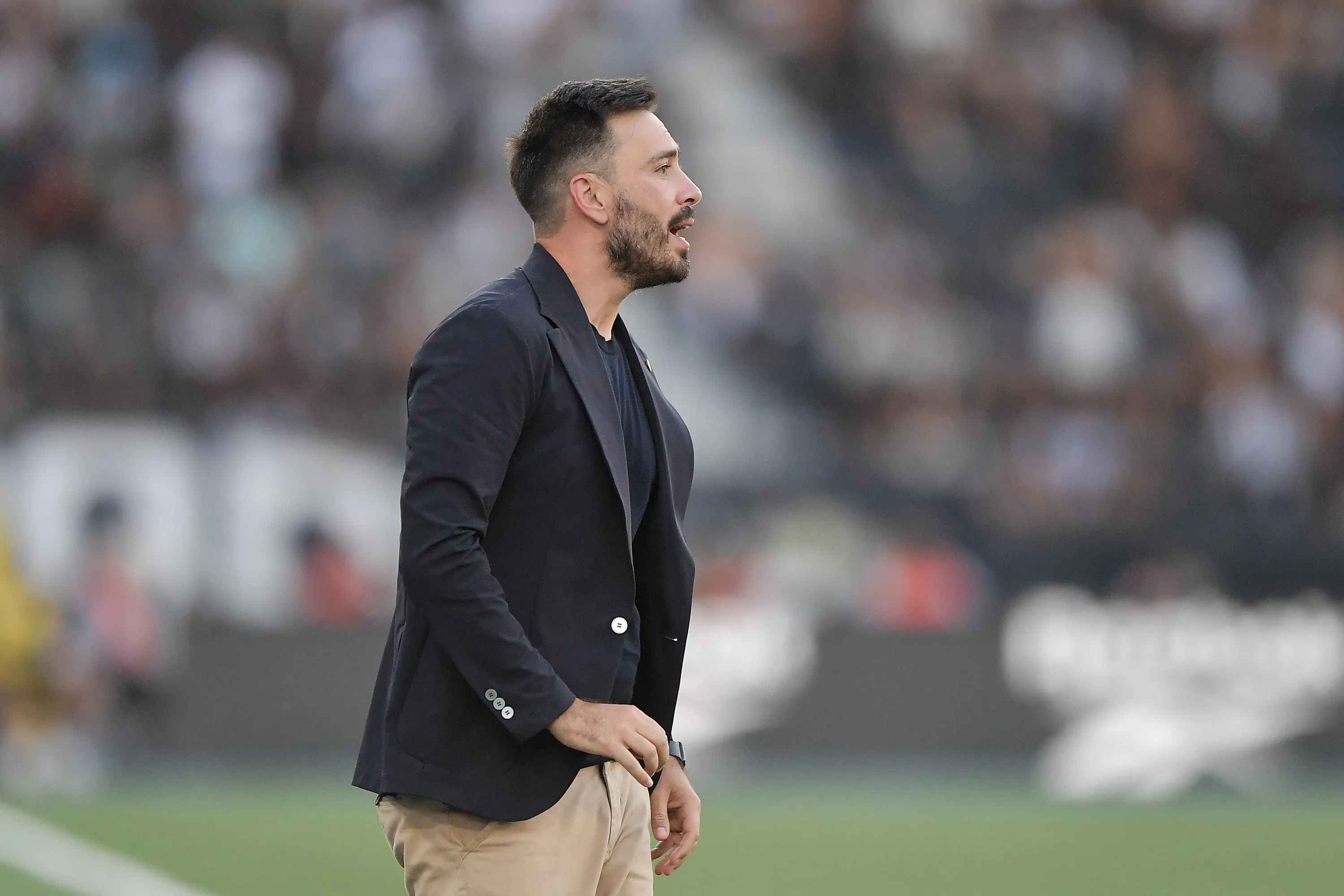 Davide Ancelotti tecnico do Botafogo durante partida contra o Santos no estadio Engenhao pelo campeonato Brasileiro A 2025. Foto: Thiago Ribeiro/AGIF