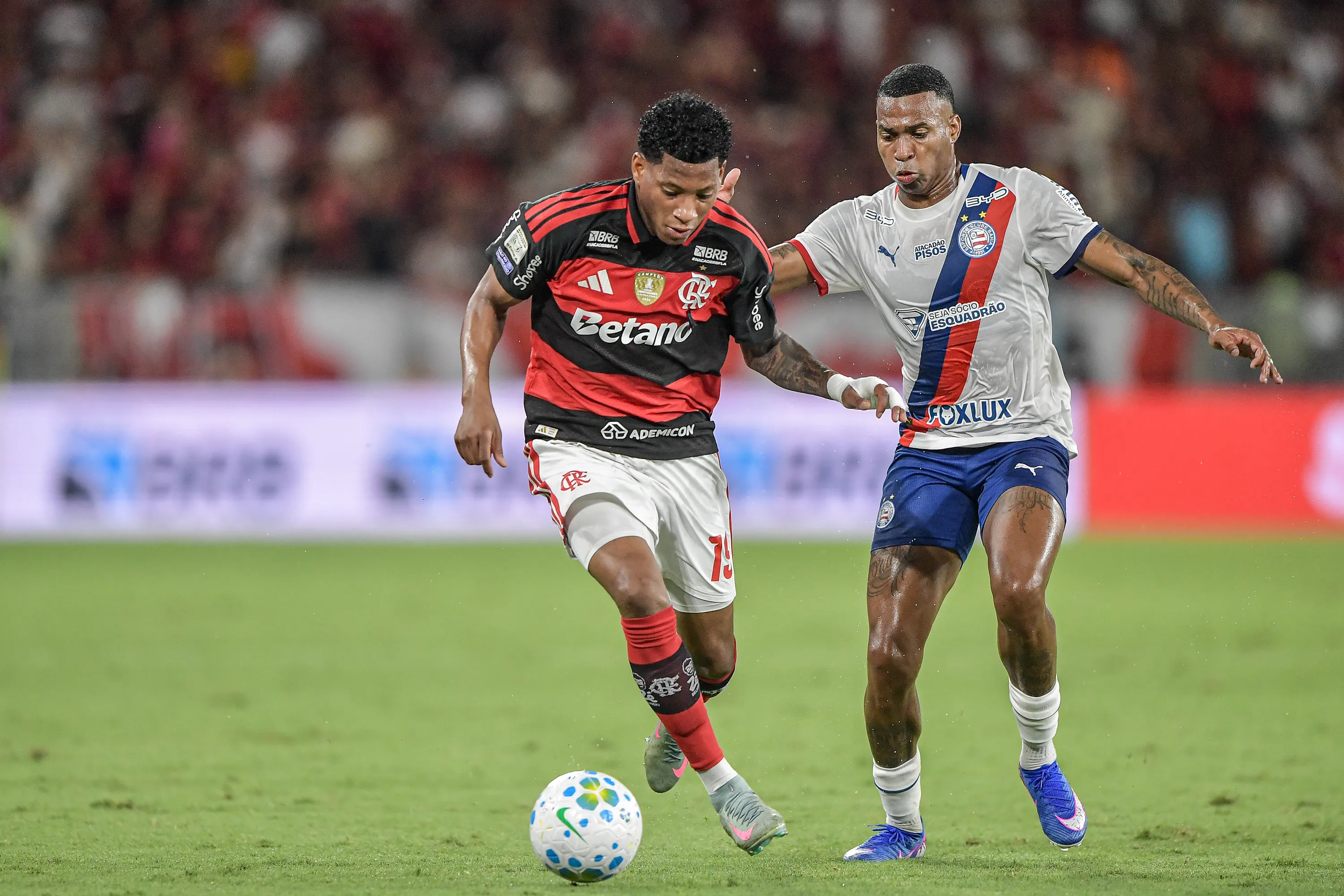 RJ – RIO DE JANEIRO – 19/04/2026 – BRASILEIRO A 2026, FLAMENGO X BAHIA – Plata jogador do Flamengo disputa lance com Jean Lucas jogador do Bahia durante partida no estadio Maracana pelo campeonato Brasileiro A 2026. Foto: Thiago Ribeiro/AGIF