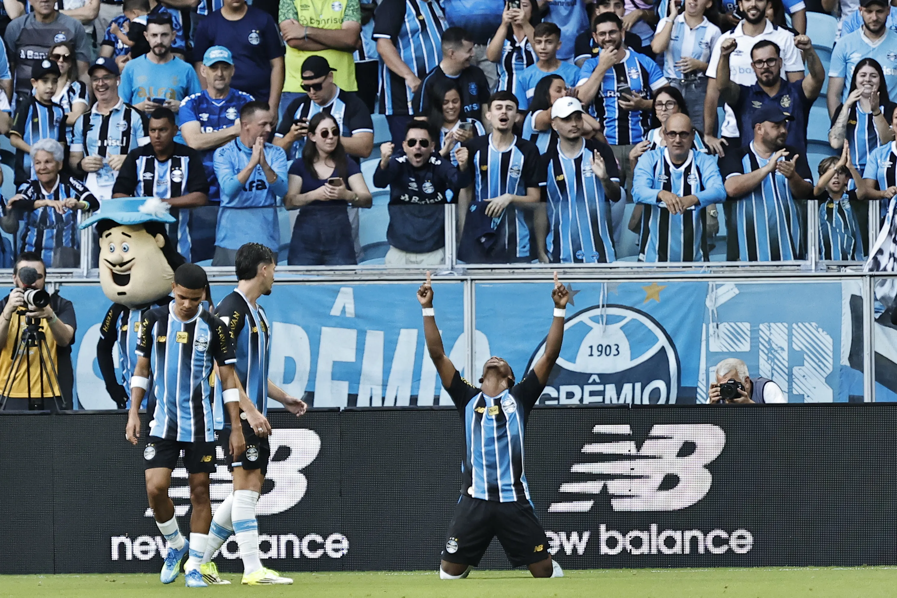 RS – PORTO ALEGRE – 26/04/2026 – BRASILEIRO A 2026, GREMIO X CORITIBA – Gabriel Mec jogador do Gremio comemora seu gol durante partida contra o Coritiba no estadio Arena do Gremio pelo campeonato Brasileiro A 2026. Foto: Roberto Vinicius/AGIF