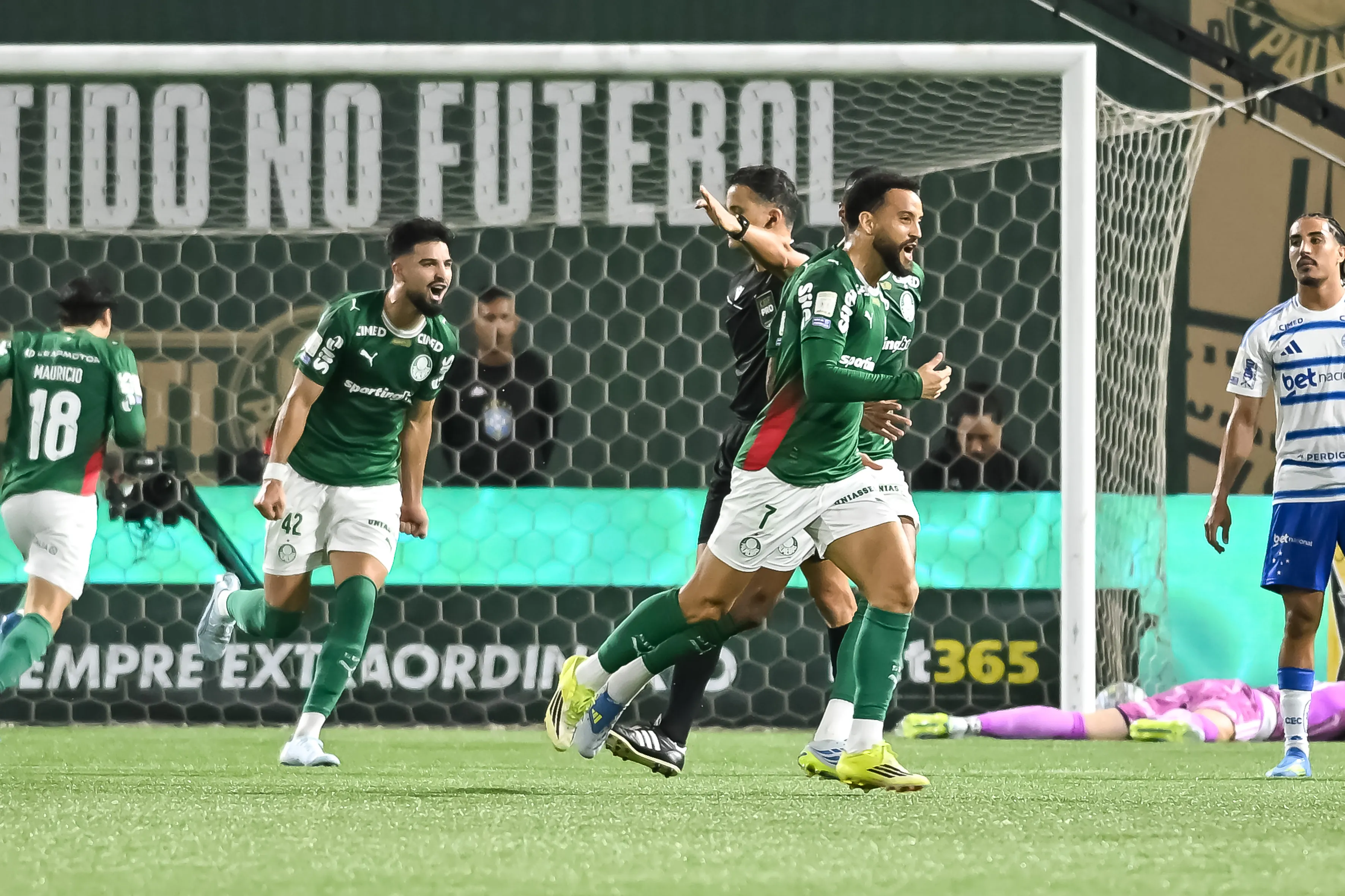 Felipe Anderson jogador do Palmeiras comemora seu gol durante partida contra o Cruzeiro no estadio Arena Barueri pelo campeonato Brasileiro A 2026. Foto: Jota Erre/AGIF