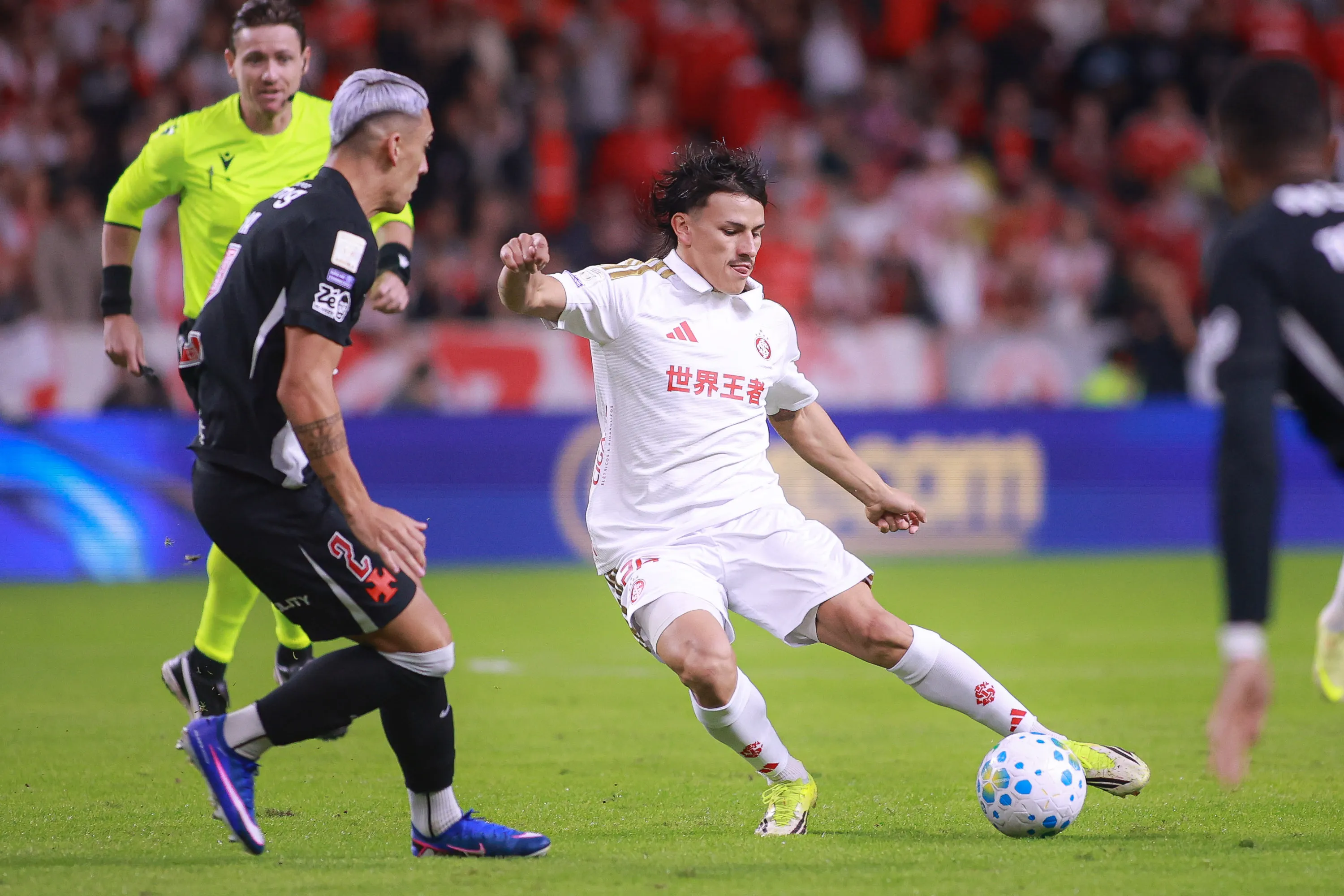 Alexandro Bernabei jogador do Internacional durante partida contra o Vasco no estadio Beira-Rio pelo campeonato Brasileiro A 2026. Foto: Maxi Franzoi/AGIF