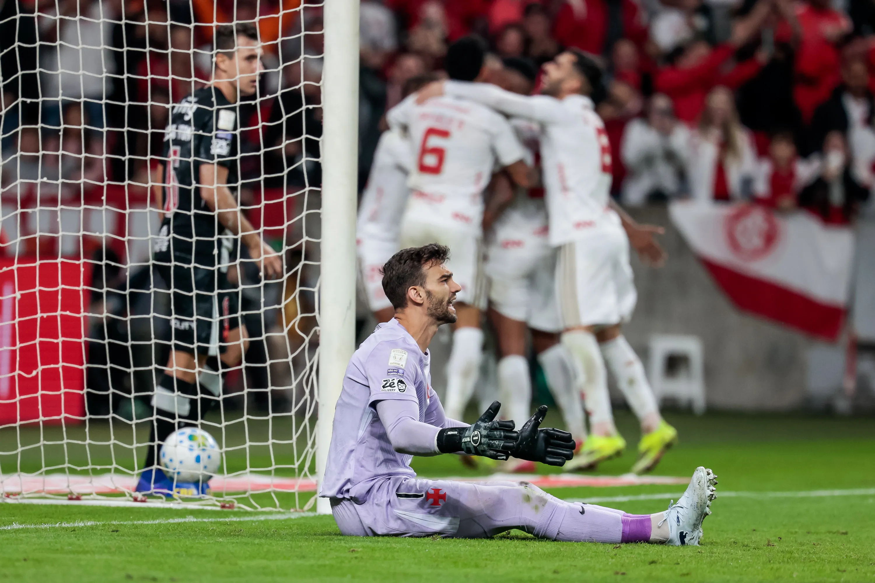 Léo Jardim jogador do Vasco durante partida contra o Internacional no estadio Beira-Rio pelo campeonato Brasileiro A 2026. Foto: Luiz Erbes/AGIF