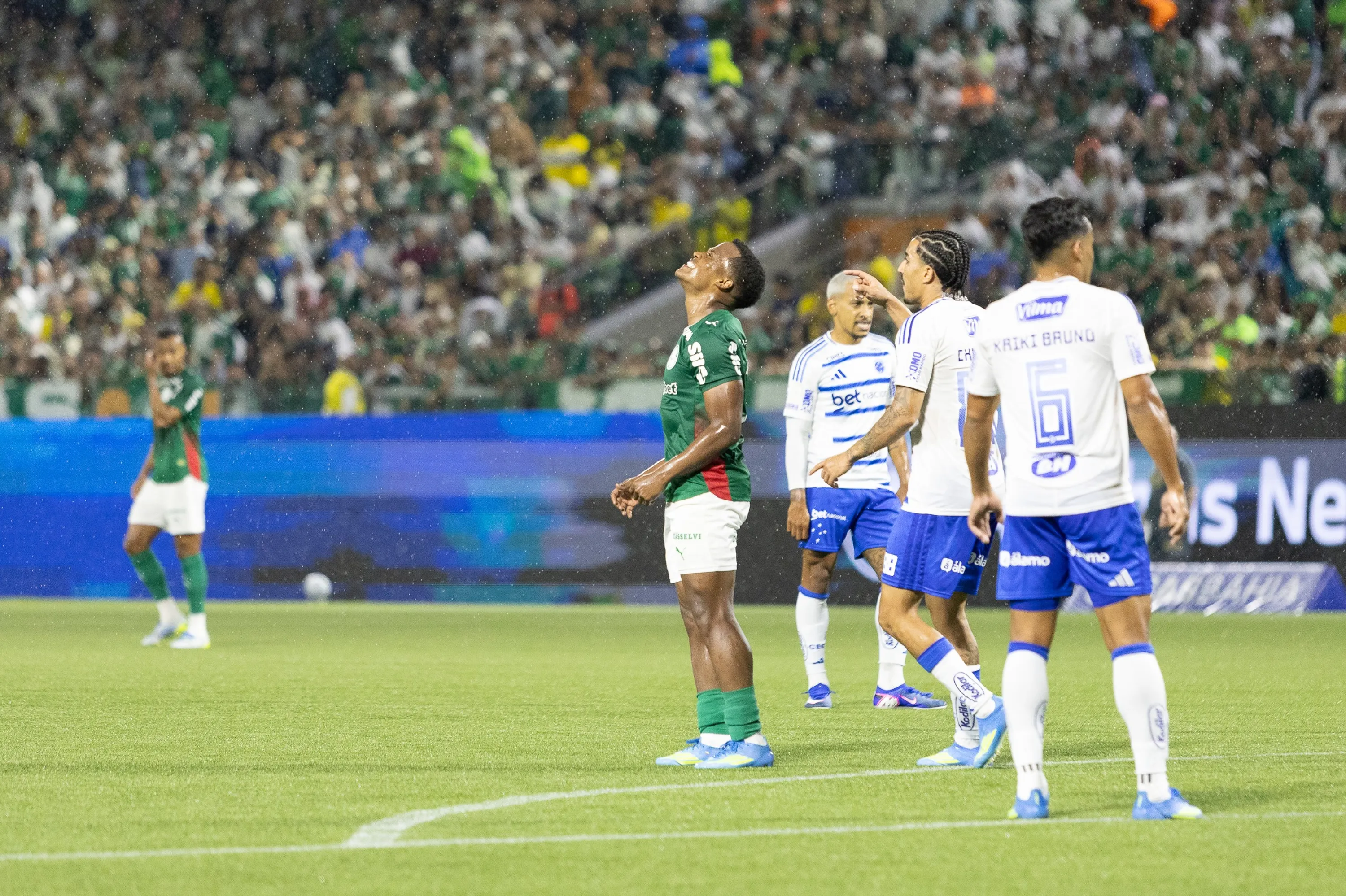 Jhon Arias jogador do Palmeiras lamenta durante partida contra o Cruzeiro no estádio Arena Barueri pelo campeonato Brasileiro A 2026. Foto: Fernando Mendes/RP FOTOPRESS/AGIF