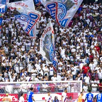 Torcida do Bahia protesta antes de confronto contra o Grêmio