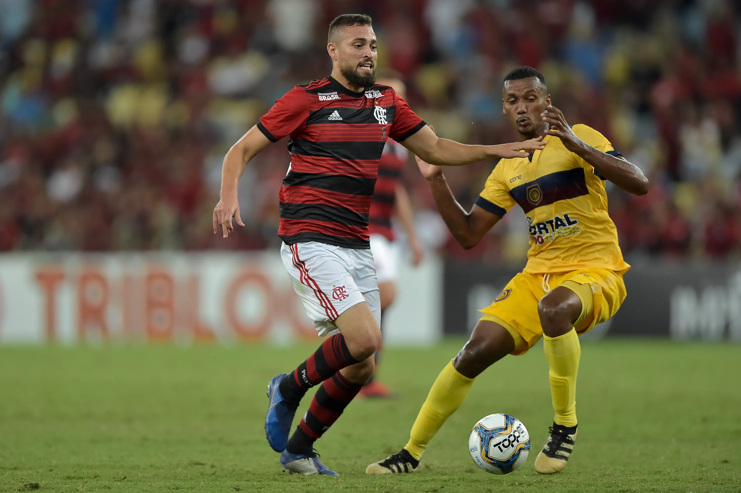 Rezende jogador do Madureira disputa lance com Leo Duarte jogador do Flamengo durante partida no estadio Maracana pelo campeonato Carioca 2019 Foto: Thiago Ribeiro/AGIF