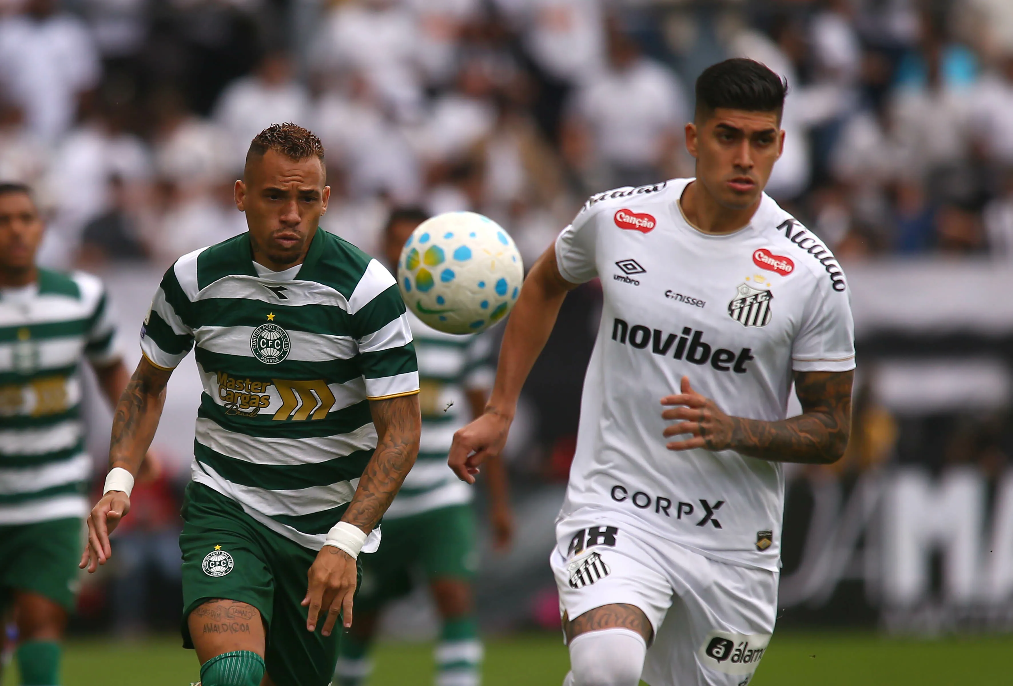 Adonis Frias jogador do Santos disputa lance com Breno Lopes jogador do Coritiba durante partida no estadio Arena Corinthians pelo campeonato Brasileiro A 2026. Foto: Mauricio De Souza/AGIF