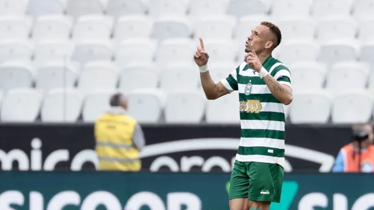 Breno Lopes, ex-Palmeiras, brilhou contra o Santos