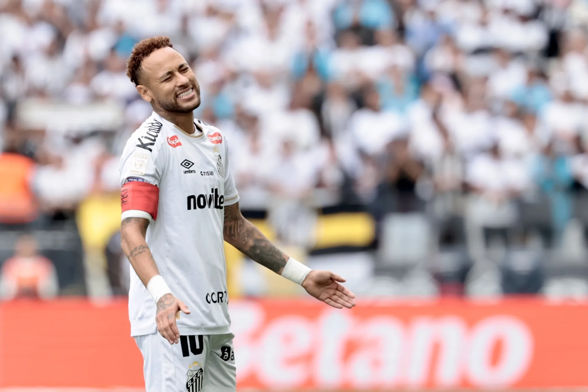 Neymar jogador do Santos lamenta durante partida contra o Coritiba no estadio Arena Corinthians pelo campeonato Brasileiro A 2026. Foto: Marcello Zambrana/AGIF