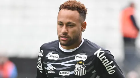 Neymar jogador do Santos durante aquecimento antes da partida contra o Coritiba no estadio Arena Corinthians pelo campeonato Brasileiro A 2026. Foto: Jota Erre/AGIF