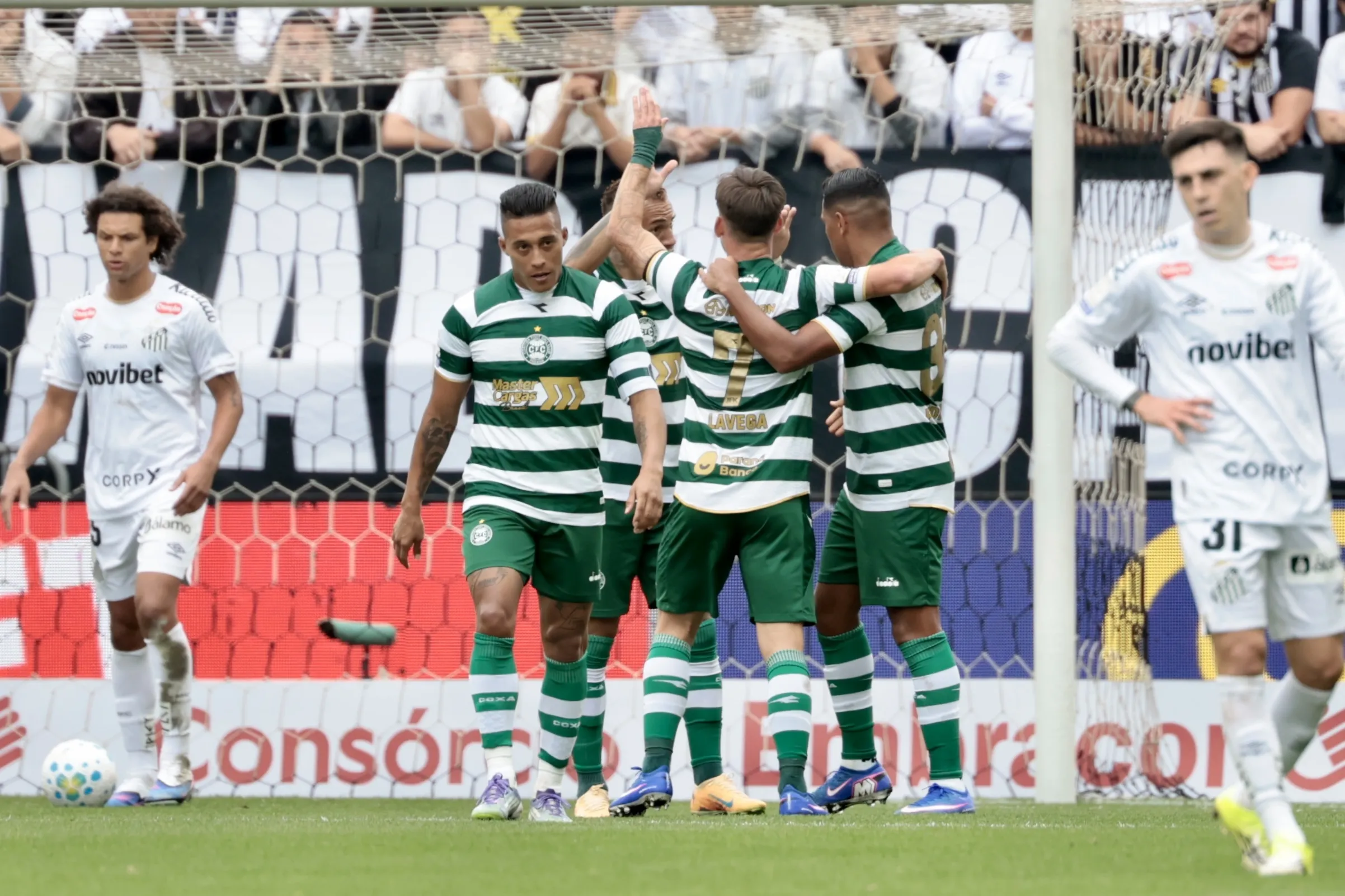 SP – SAO PAULO – 17/05/2026 – BRASILEIRO A 2026, SANTOS X CORITIBA – Breno lopes jogador do Coritiba comemora seu gol com jogadores do seu time durante partida contra o Santos no estadio Arena Corinthians pelo campeonato Brasileiro A 2026. Foto: Marcello Zambrana/AGIF
