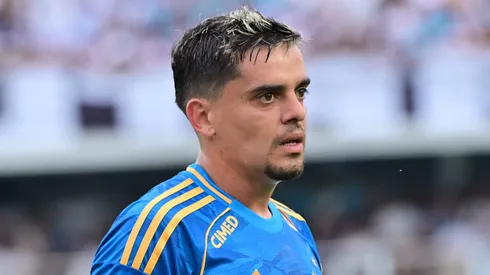 Fagner jogador do Cruzeiro durante partida contra o Santos no estadio Vila Belmiro pelo campeonato Brasileiro A 2025. Foto: Jota Erre/AGIF