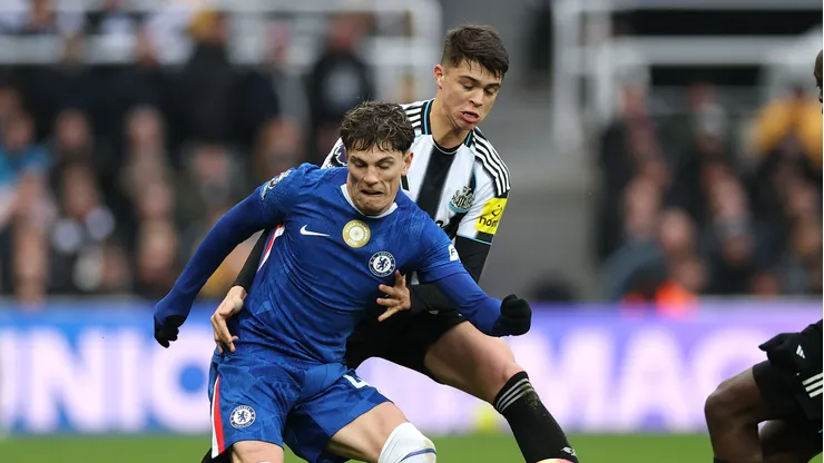 NEWCASTLE UPON TYNE, ENGLAND - DECEMBER 20: Lewis Miley of Newcastle United challenges Alejandro Garnacho of Chelsea during the Premier League match between Newcastle United and Chelsea at St James' Park on December 20, 2025 in Newcastle upon Tyne, England. (Photo by Stu Forster/Getty Images)