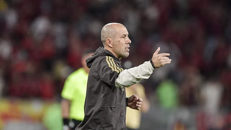 RJ - RIO DE JANEIRO - 03/05/2026 - BRASILEIRO A 2026, FLAMENGO X VASCO - Leonardo Jardim tecnico do Flamengo durante partida contra o Vasco no estadio Maracana pelo campeonato Brasileiro A 2026. Foto: Thiago Ribeiro/AGIF