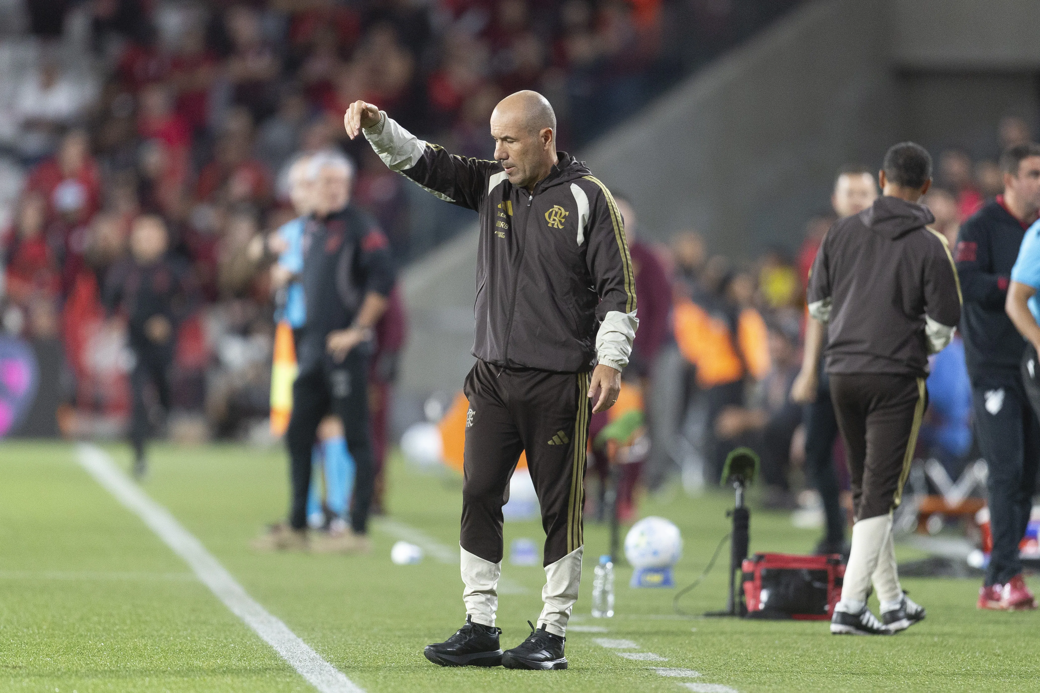 PR – CURITIBA – 17/05/2026 – BRASILEIRO A 2026, ATHLETICO-PR X FLAMENGO – Leonardo Jardim  tecnico do Flamengo durante partida contra o Athletico-PR no estadio Arena da Baixada pelo campeonato Brasileiro A 2026. Foto: Hedeson Alves/AGIF