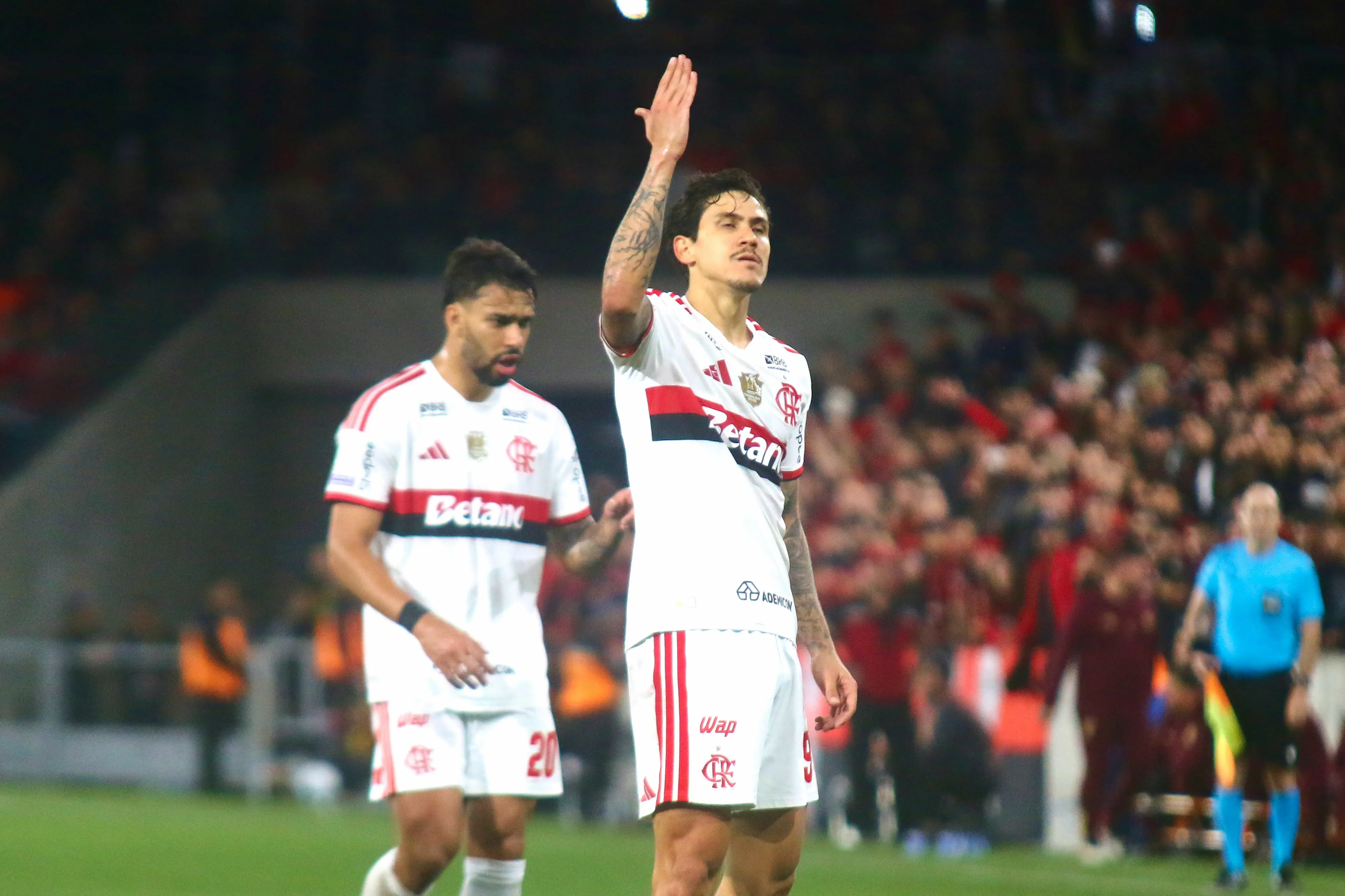 PR – CURITIBA – 17/05/2026 – BRASILEIRO A 2026, ATHLETICO-PR X FLAMENGO – Pedro jogador do Flamengo comemora seu gol durante partida contra o Athletico-PR no estadio Arena da Baixada pelo campeonato Brasileiro A 2026. Foto: Gabriel Machado/AGIF