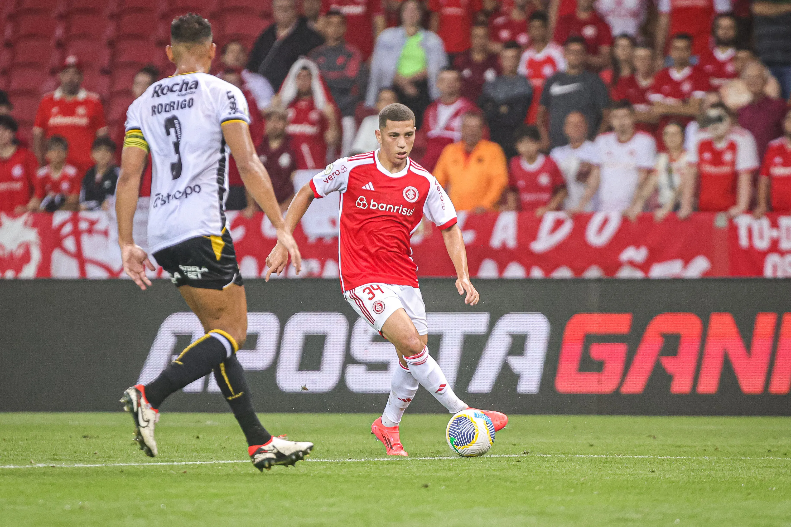 Gabriel Carvalho, ex-Internacional durante partida contra o Criciuma no estadio Beira-Rio pelo campeonato Brasileiro A 2024. Foto: Maxi Franzoi/AGIF