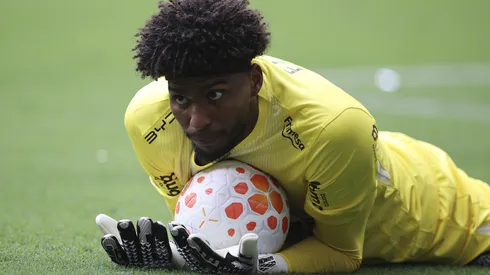 Hugo Souza jogador do Corinthians durante partida contra o Flamengo no estádio Mane Garrincha pelo campeonato Super Copa Do Rei 2026. Foto: Mateus Bonomi/AGIF
