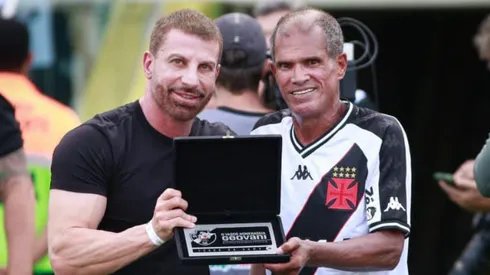 Pedrinho entrega homenagem para Geovane Silva em partida realizada no Kleber Andrade. Foto: Matheus Lima | Vasco