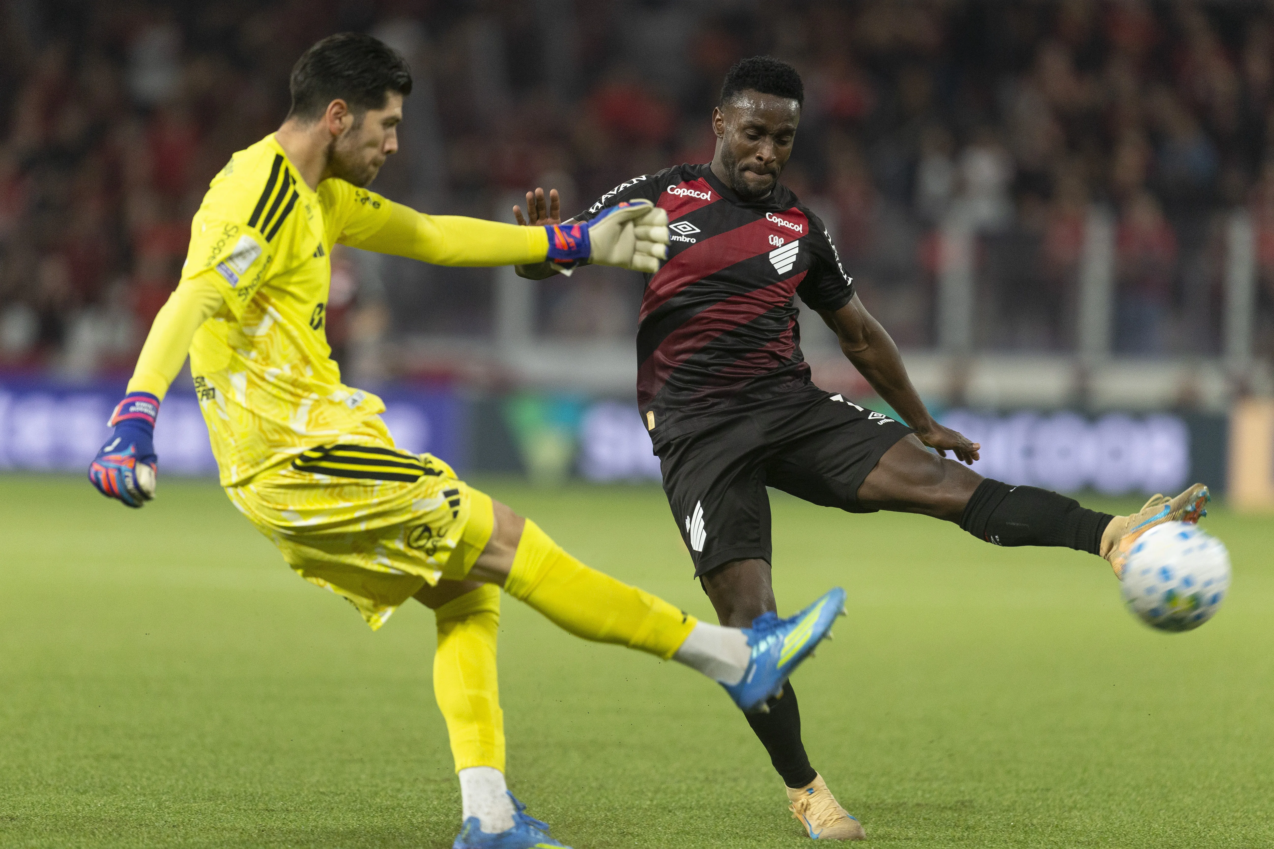 PR – CURITIBA – 17/05/2026 – BRASILEIRO A 2026, ATHLETICO-PR X FLAMENGO – Mendoza jogador do Athletico-PR disputa lance com Rossi jogador do Flamengo durante partida no estadio Arena da Baixada pelo campeonato Brasileiro A 2026. Foto: Hedeson Alves/AGIF