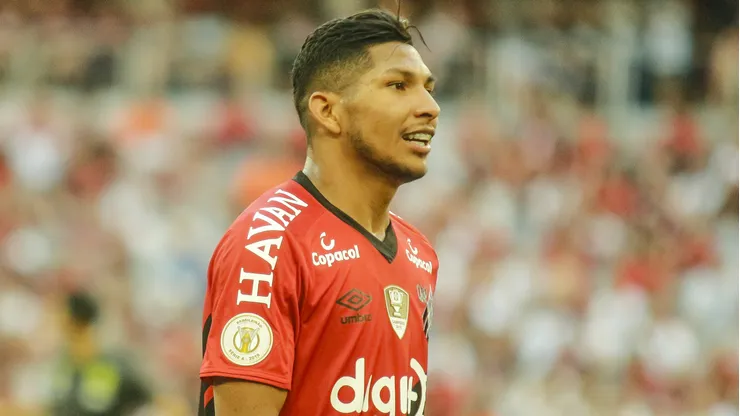 Rony durante confronto entre Athletico e Flamengo no Brasileirão de 2019.