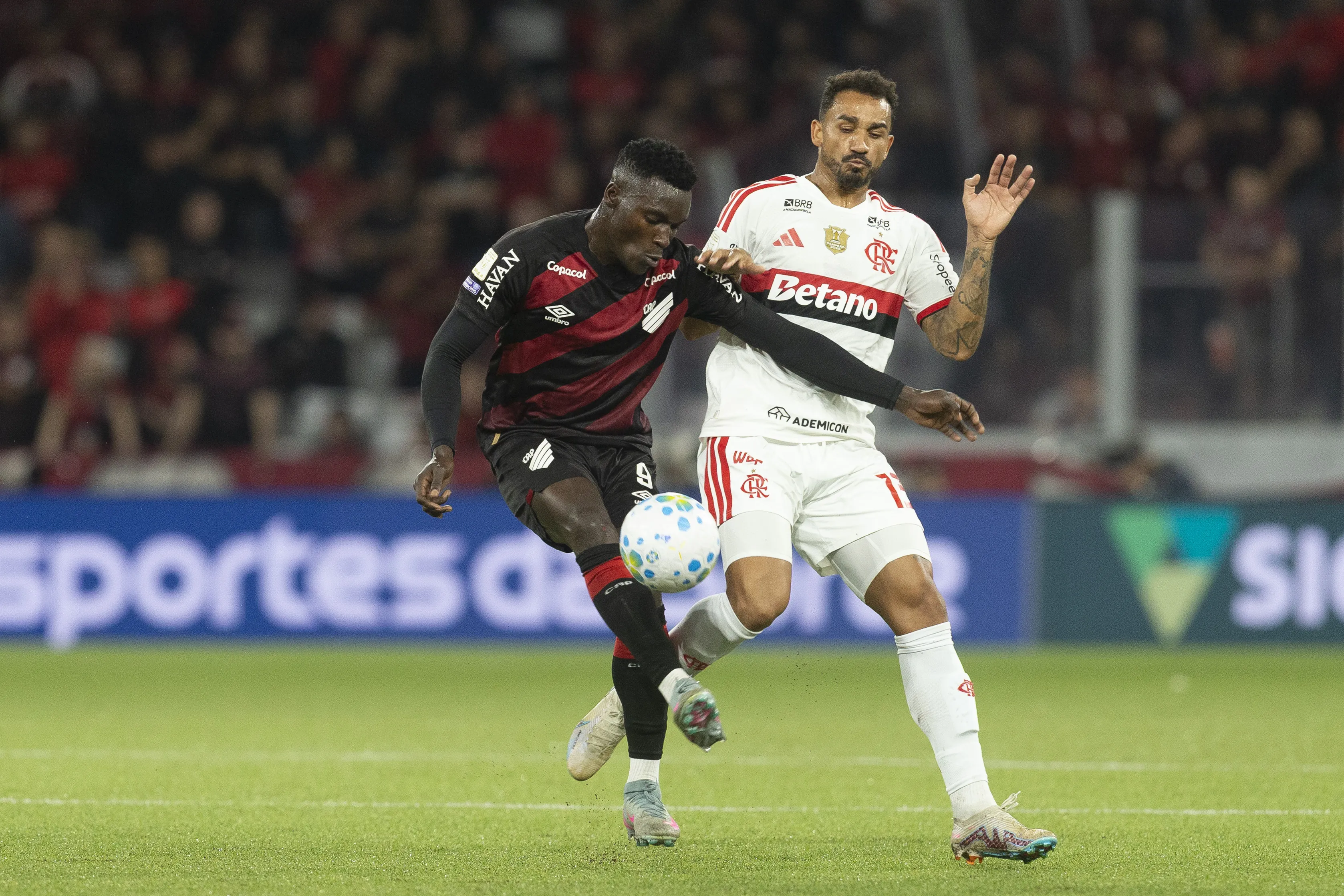 PR – CURITIBA – 17/05/2026 – BRASILEIRO A 2026, ATHLETICO-PR X FLAMENGO – Viveros jogador do Athletico-PR disputa lance com Danilo jogador do Flamengo durante partida no estadio Arena da Baixada pelo campeonato Brasileiro A 2026. Foto: Hedeson Alves/AGIF