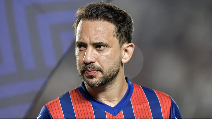 Everton Ribeiro durante confronto contra o Vasco no Brasileirão de 2026.