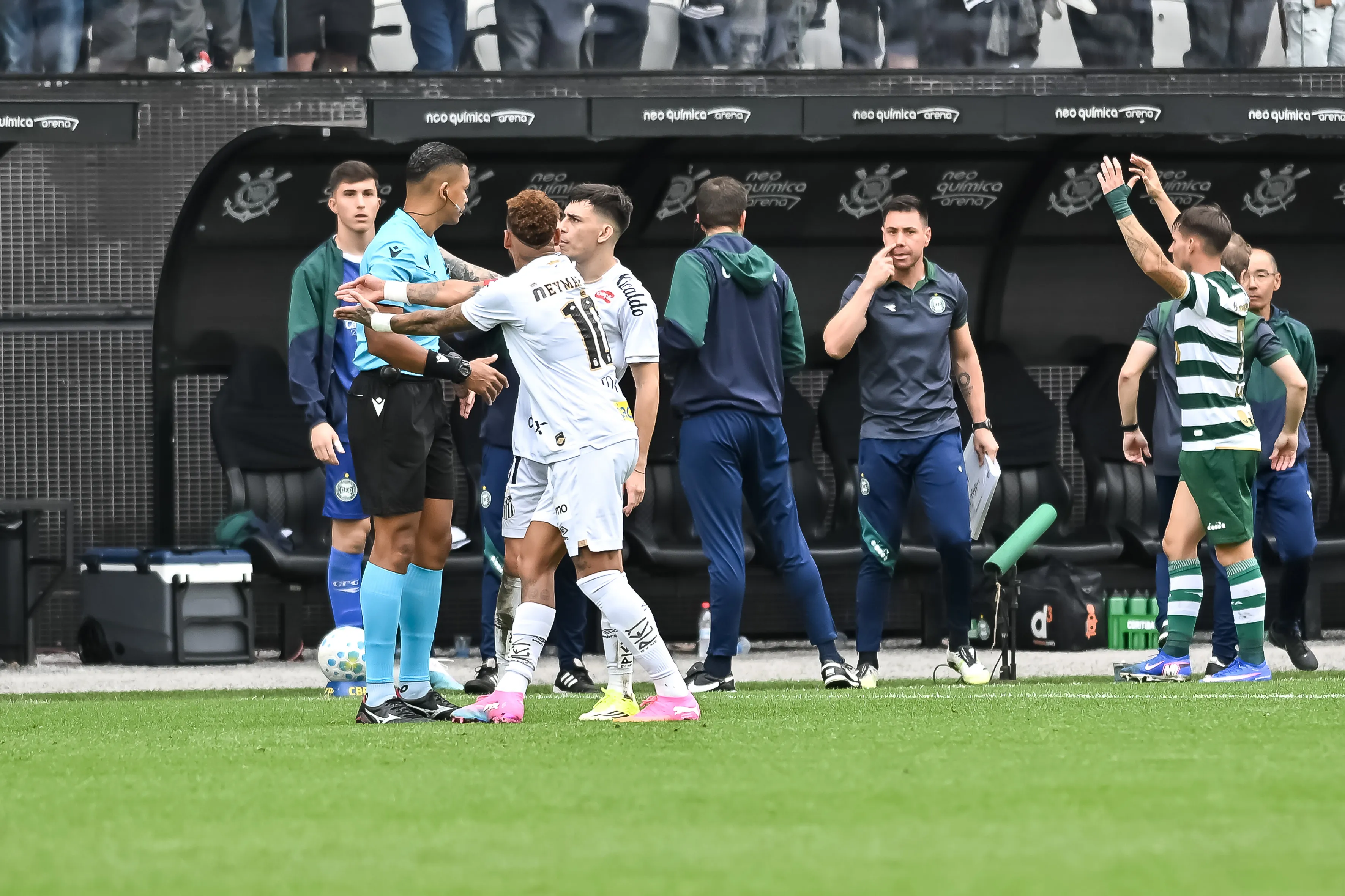 SP – SAO PAULO – 17/05/2026 – BRASILEIRO A 2026, SANTOS X CORITIBA – Neymar jogador do Santos durante partida contra o Coritiba, confusao na substituicao no estadio Arena Corinthians pelo campeonato Brasileiro A 2026. Foto: Jota Erre/AGIF