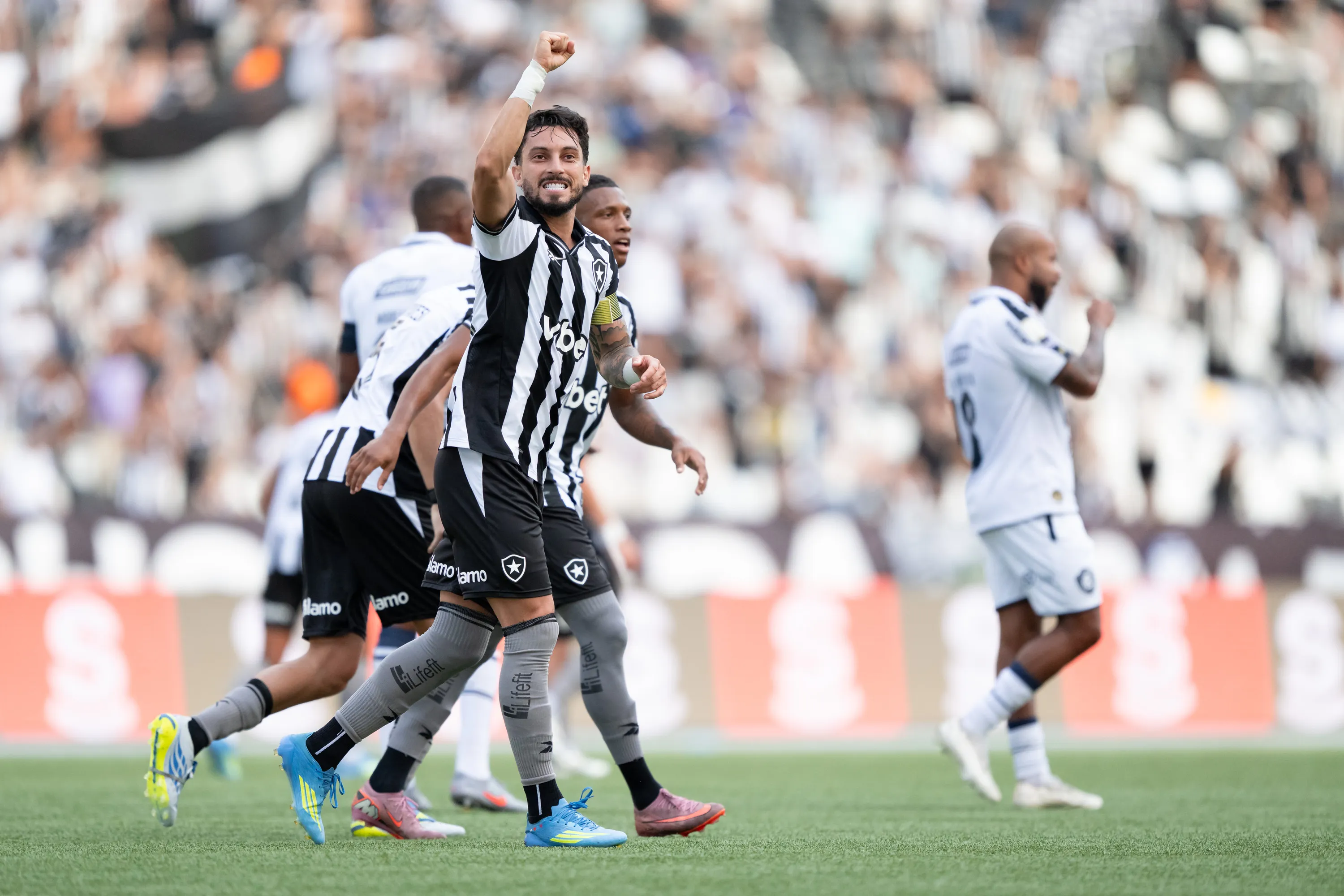 Alex Telles jogador do Botafogo comemora gol durante partida contra o Remo no estadio Engenhao pelo campeonato Brasileiro A 2026. Foto: Jorge Rodrigues/AGIF