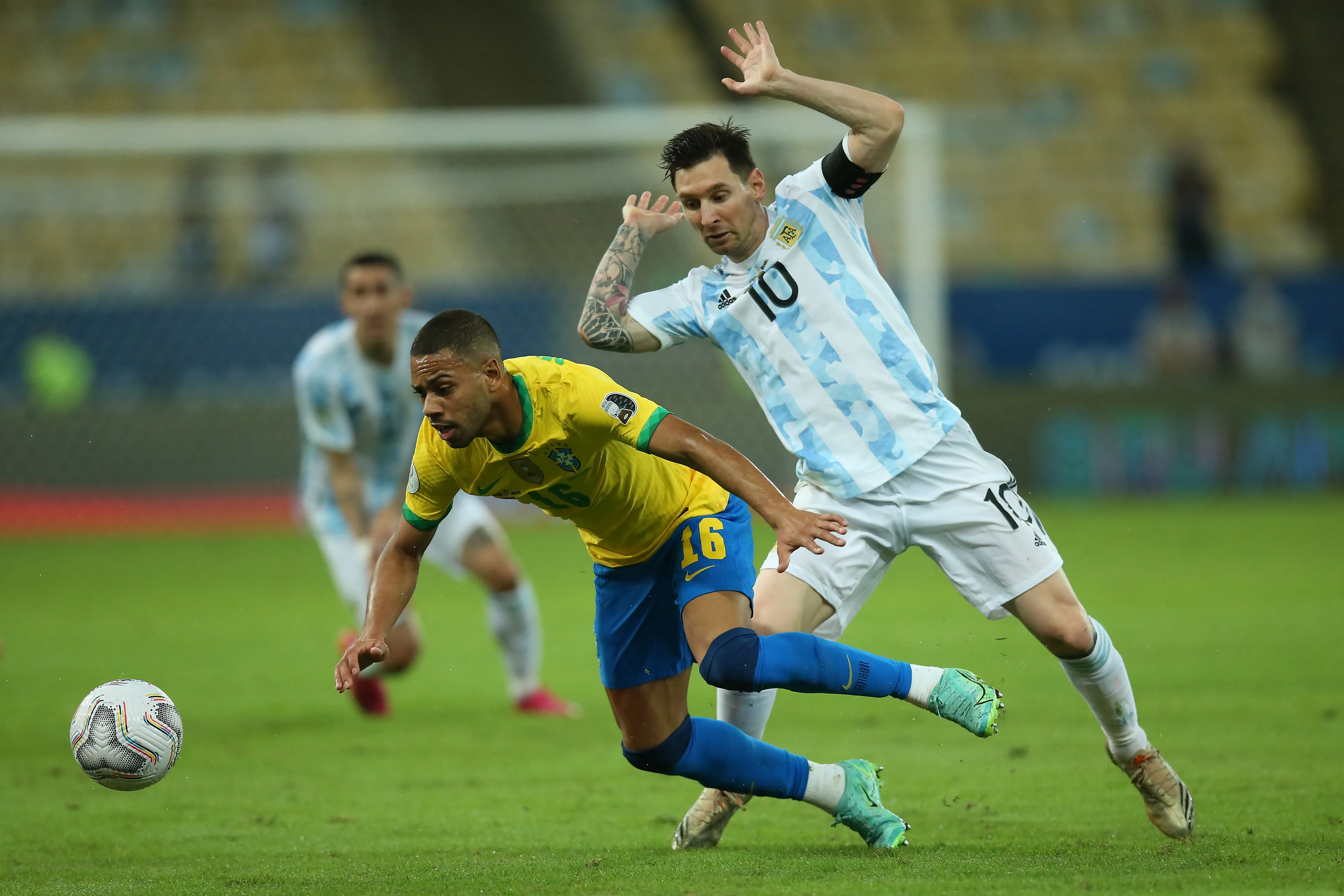 RIO DE JANEIRO, BRAZIL – JULY 10: Renan Lodi of Brazil fights for the ball with Lionel Messi of Argentina during the final of Copa America Brazil 2021 between Brazil and Argentina at Maracana Stadium on July 10, 2021 in Rio de Janeiro, Brazil. (Photo by Alexandre Schneider/Getty Images)